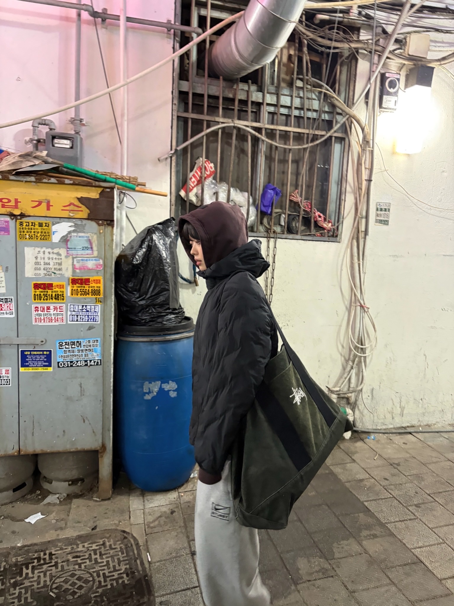 Nike x Stussy Fleece Pants Grey Heather (FN5231-050), Stussy Canvas Extra Large Tote Bag Washed Black 착용 스타일 - 2
