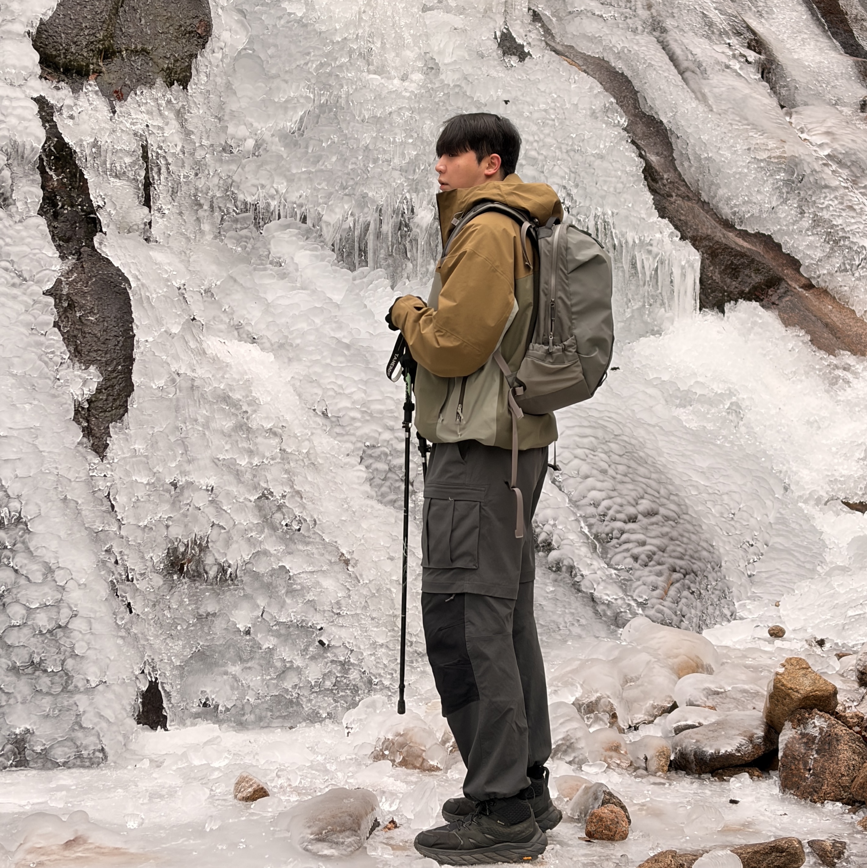 Hoka Anacapa 2 Mid GTX Black - Wide, Nike ACG Smith Summit Cargo Pants Dark Smoke Grey - US/EU 착용 스타일 - 1