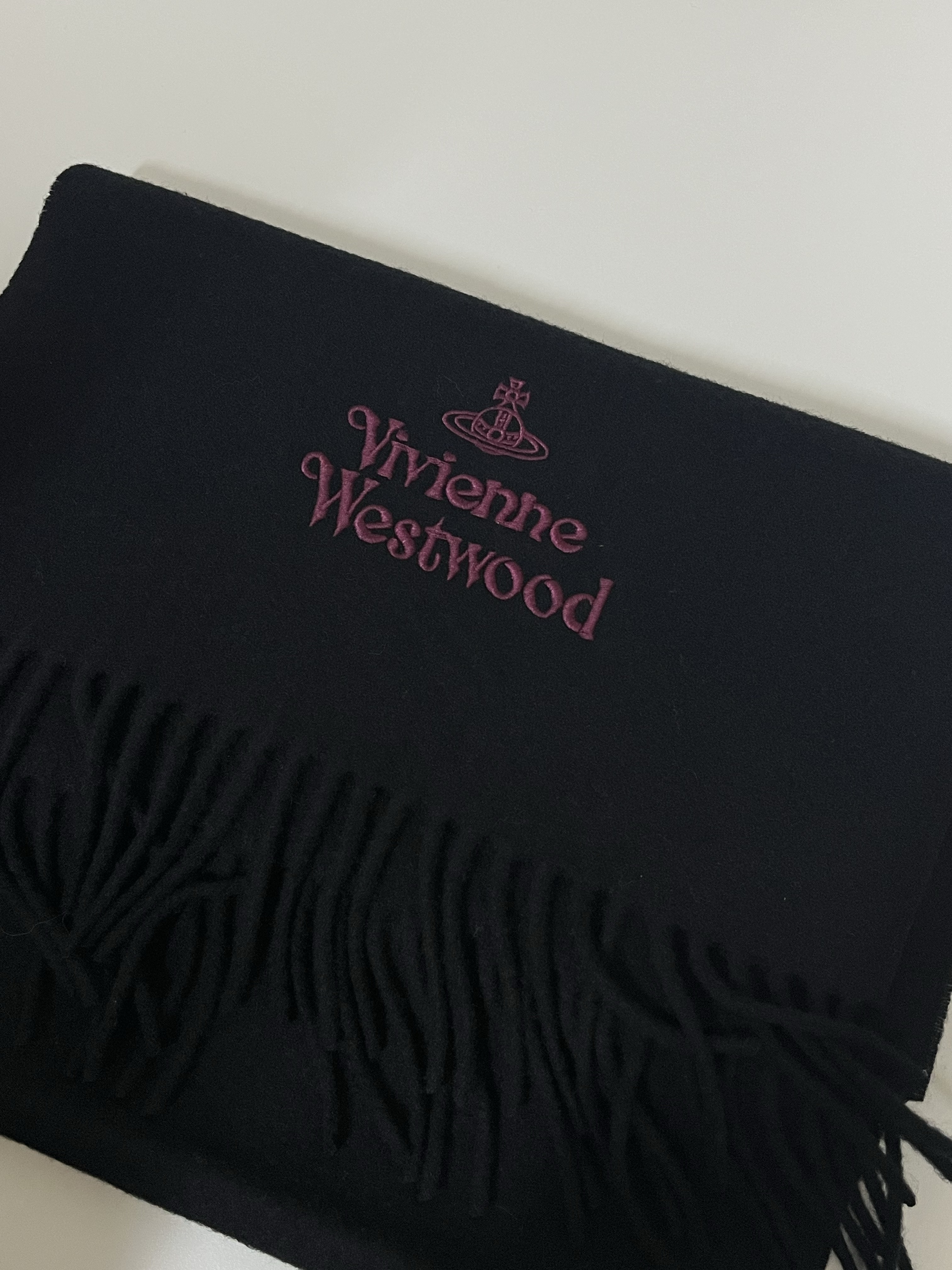 Vivienne Westwood Embroidered Logo Muffler Black Wine 착용 스타일