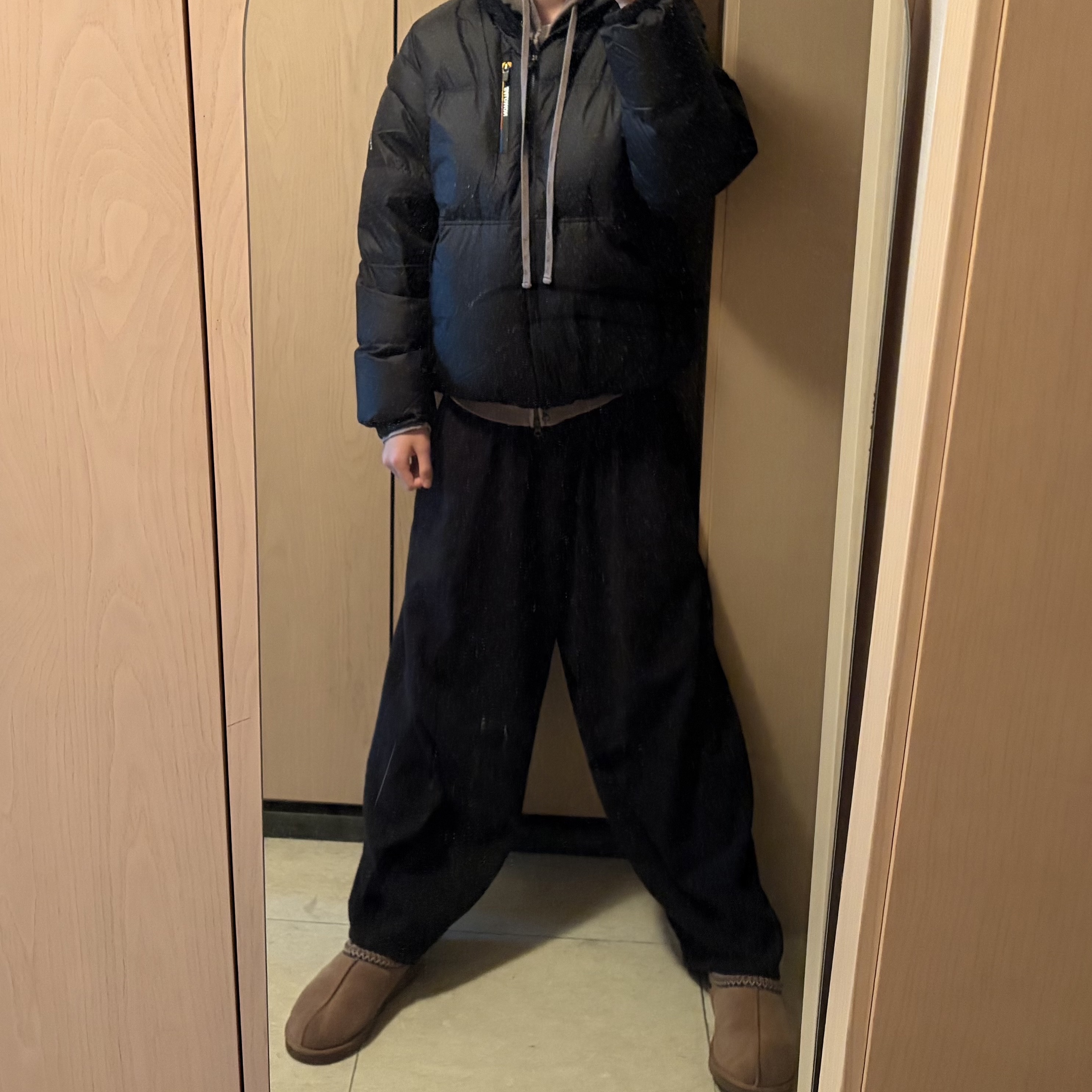 Salomon Contour Down Jacket Black, UGG Tasman Slipper Chestnut 착용 스타일