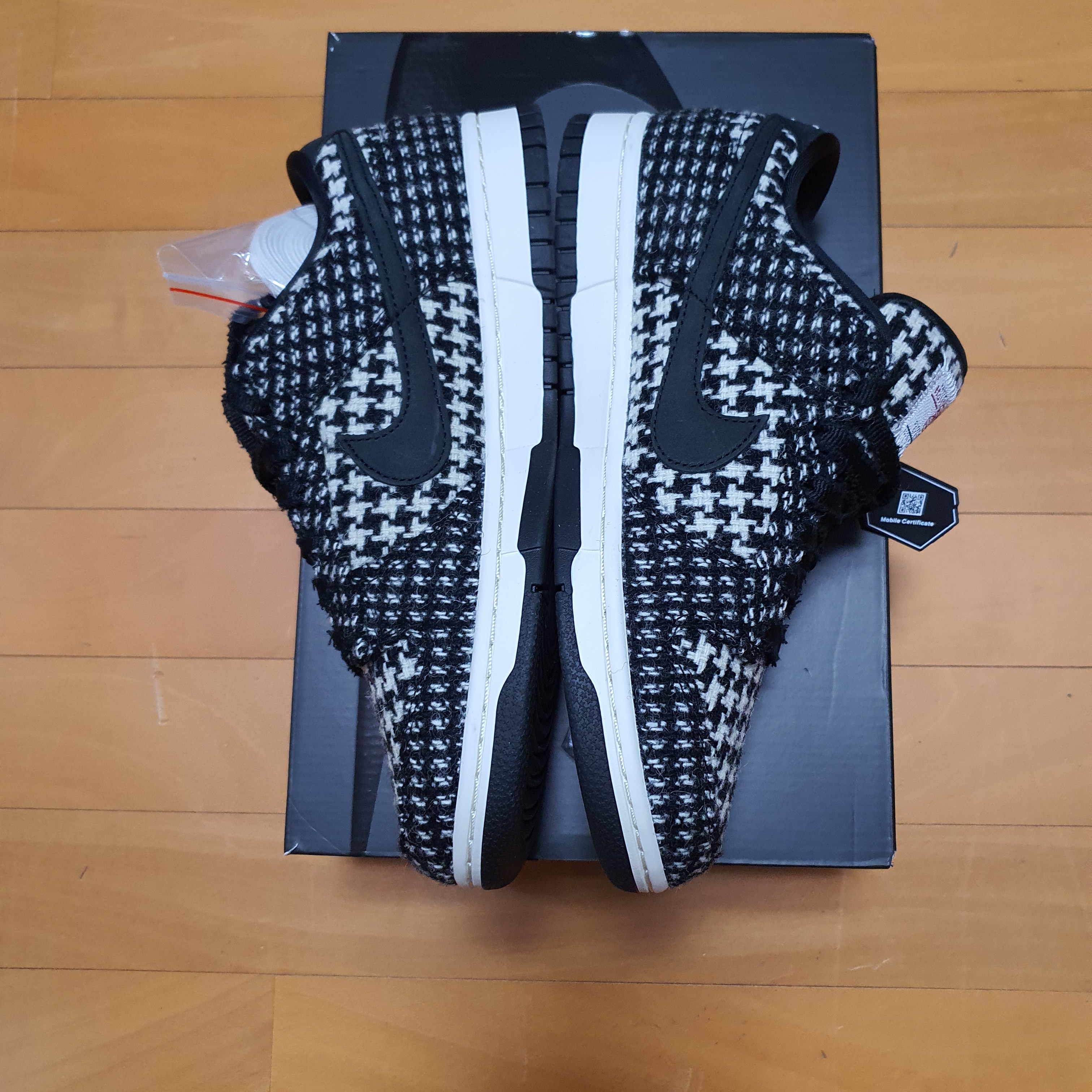 (W) Nike x Harris Tweed Dunk Low Black and Phantom, Nonenon Dice Necklace 착용 스타일 - 1