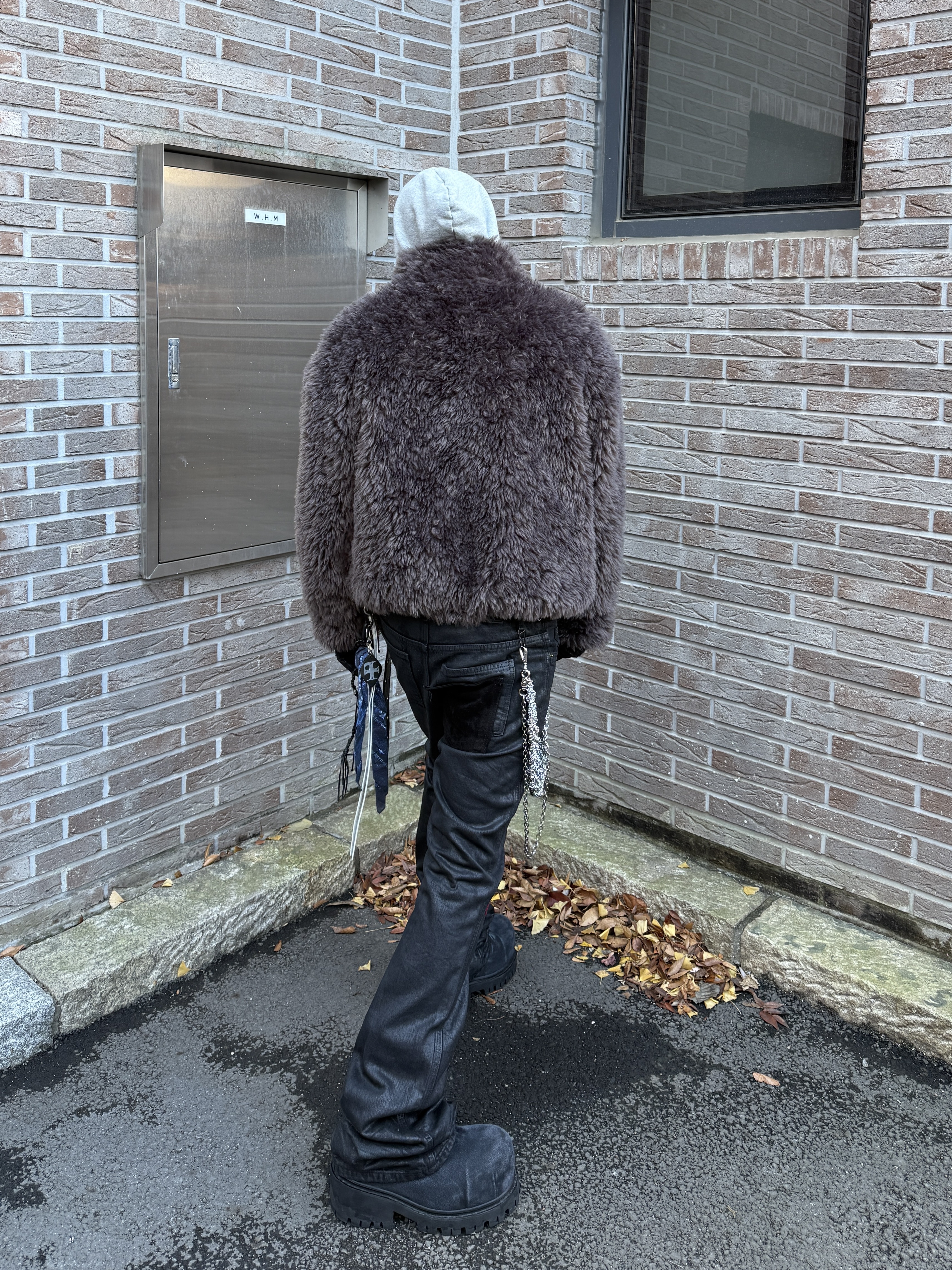 Kamien x MJD Double Hole Belt Black Shearling Calfskin, Undermycar x Emostanceclub Emoun Destroyed Cowhide Suede Red Stitch Denim Toreador - 23FW 착용 스타일 - 3