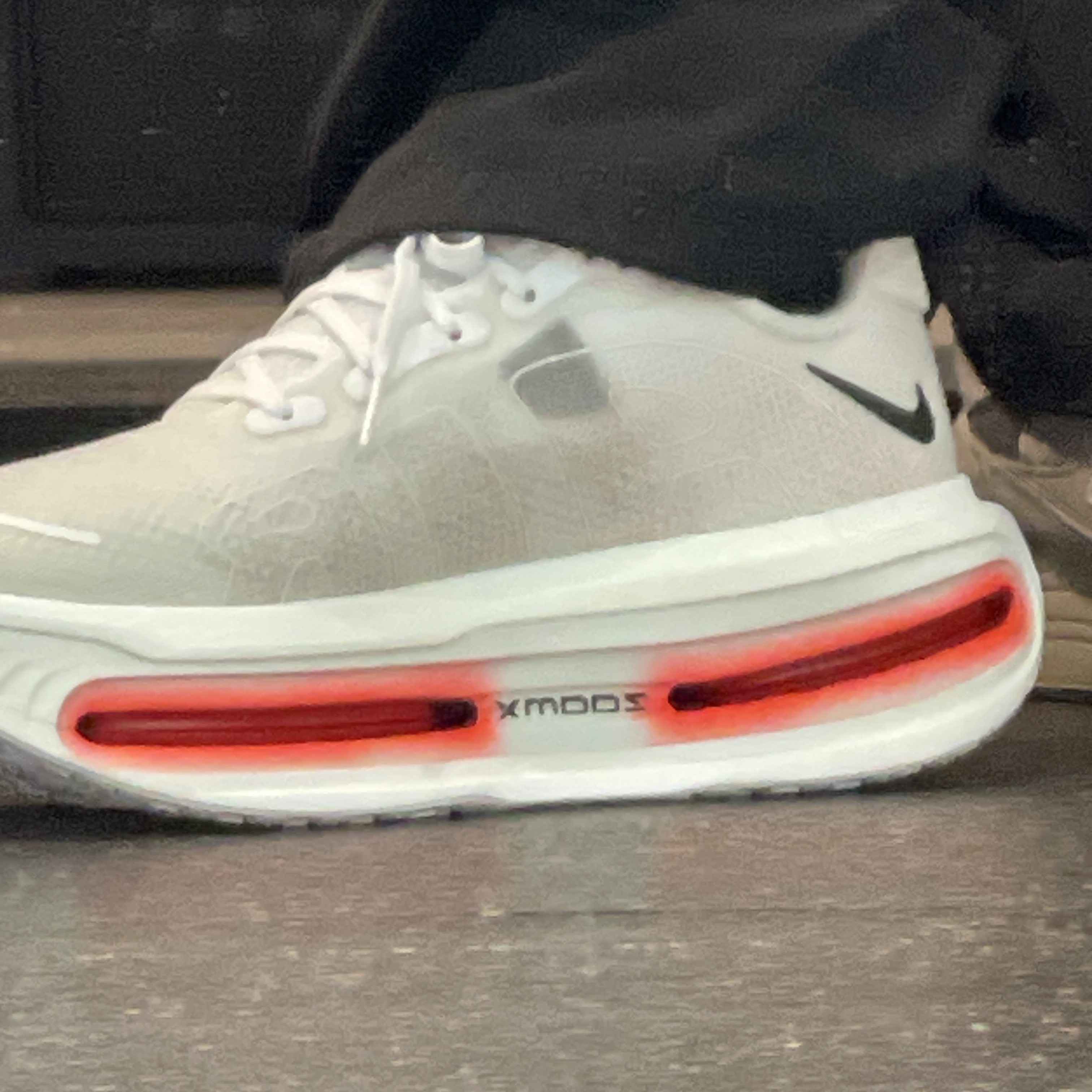 Nike Vomero Premium White Bright Crimson 착용 스타일