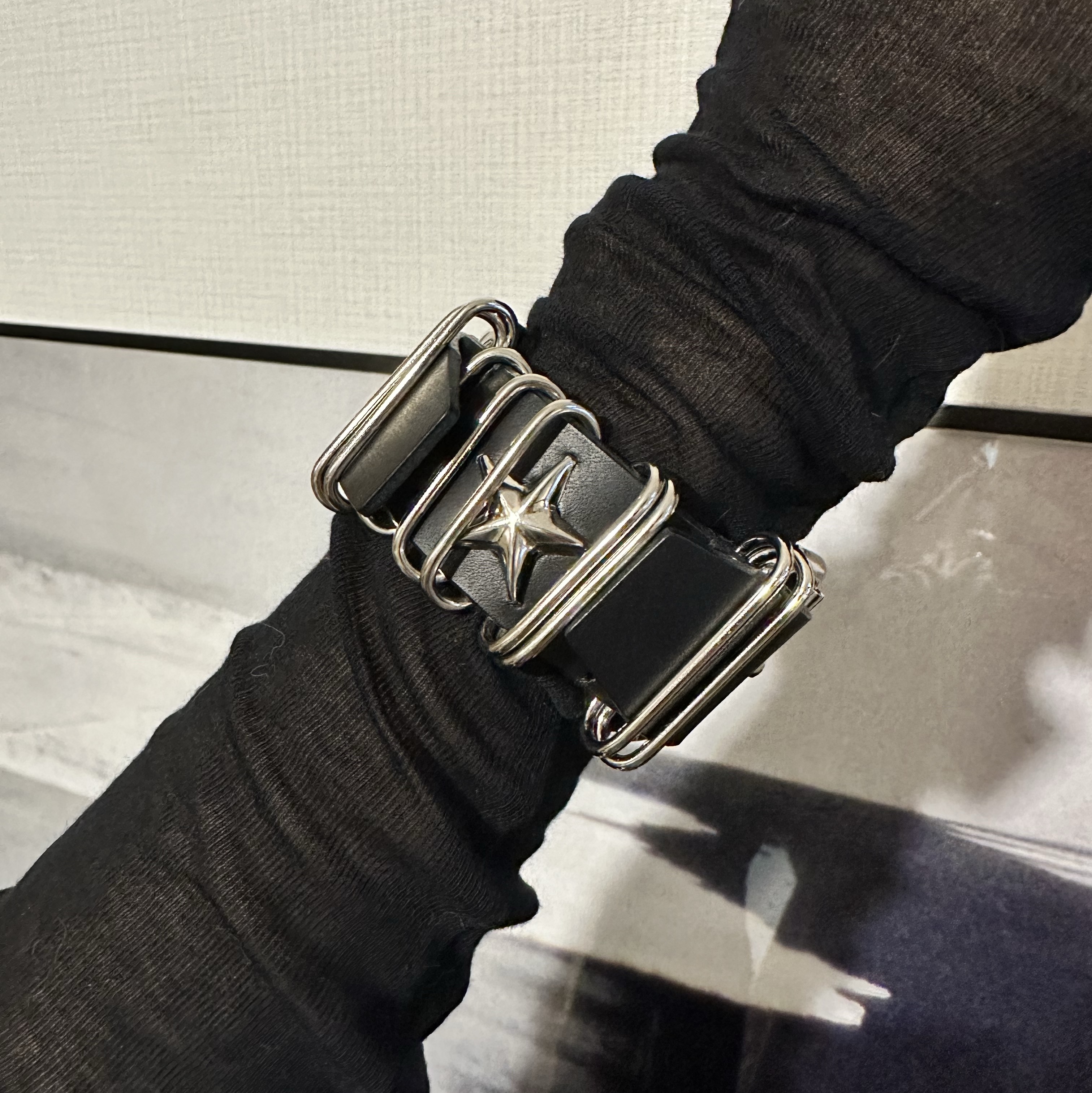 DIRT NAP Star Bondage Bracelet 착용 스타일