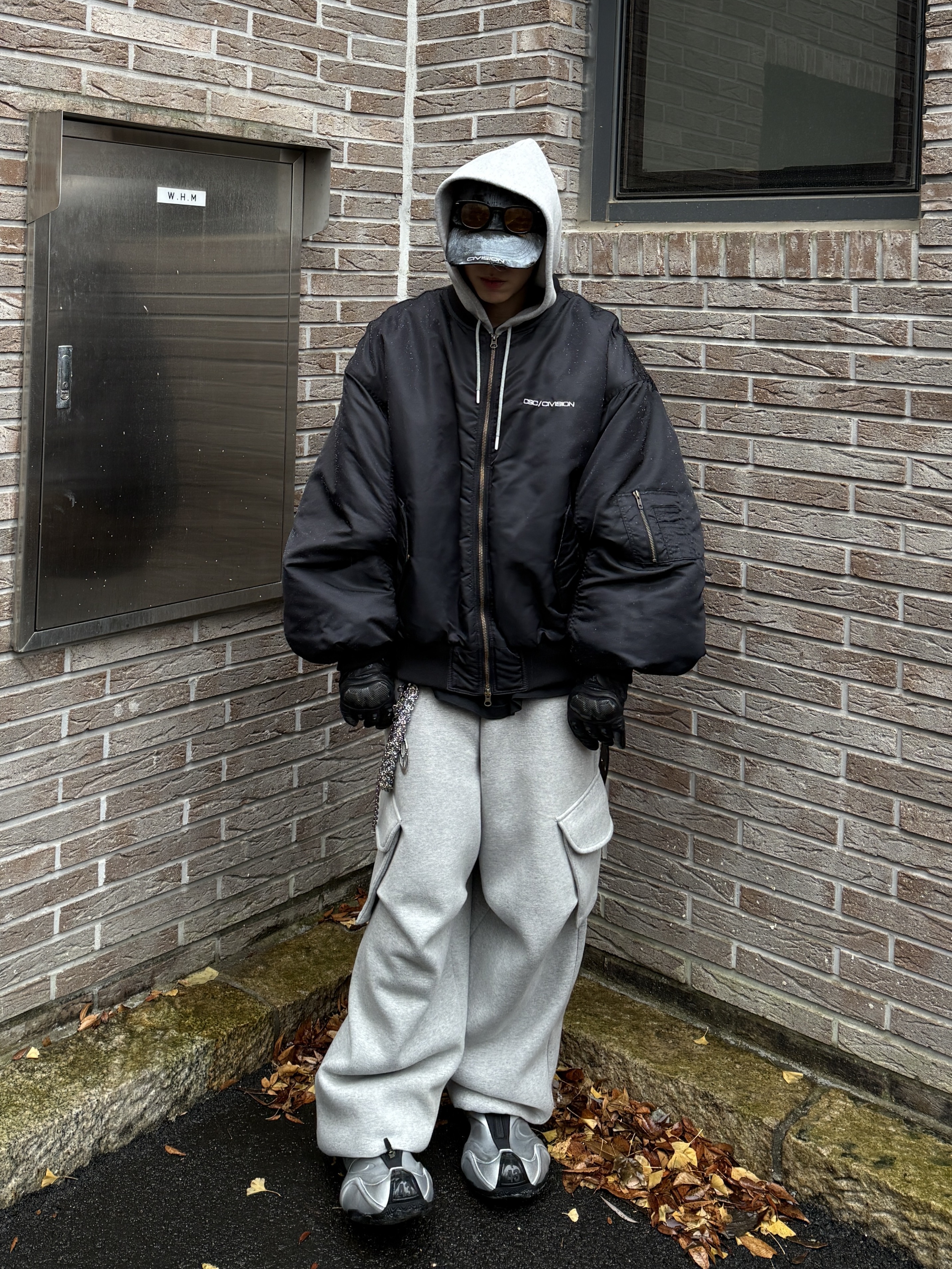 Balenciaga Basketball Sneakers Silver Black, MJD X KOIN SEOUL Wide Cargo Sweat Pants 착용 스타일 - 8