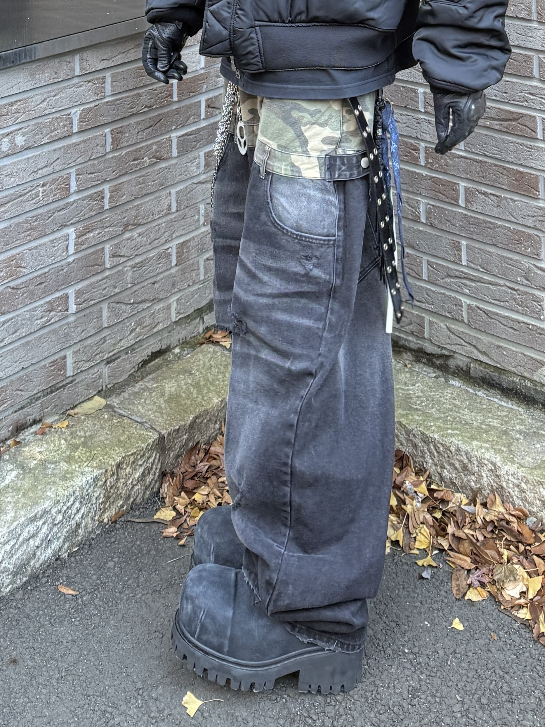 Kamien x MJD Double Hole Belt Black Shearling Calfskin, Balenciaga Stomper Bootie Black 착용 스타일 - 3