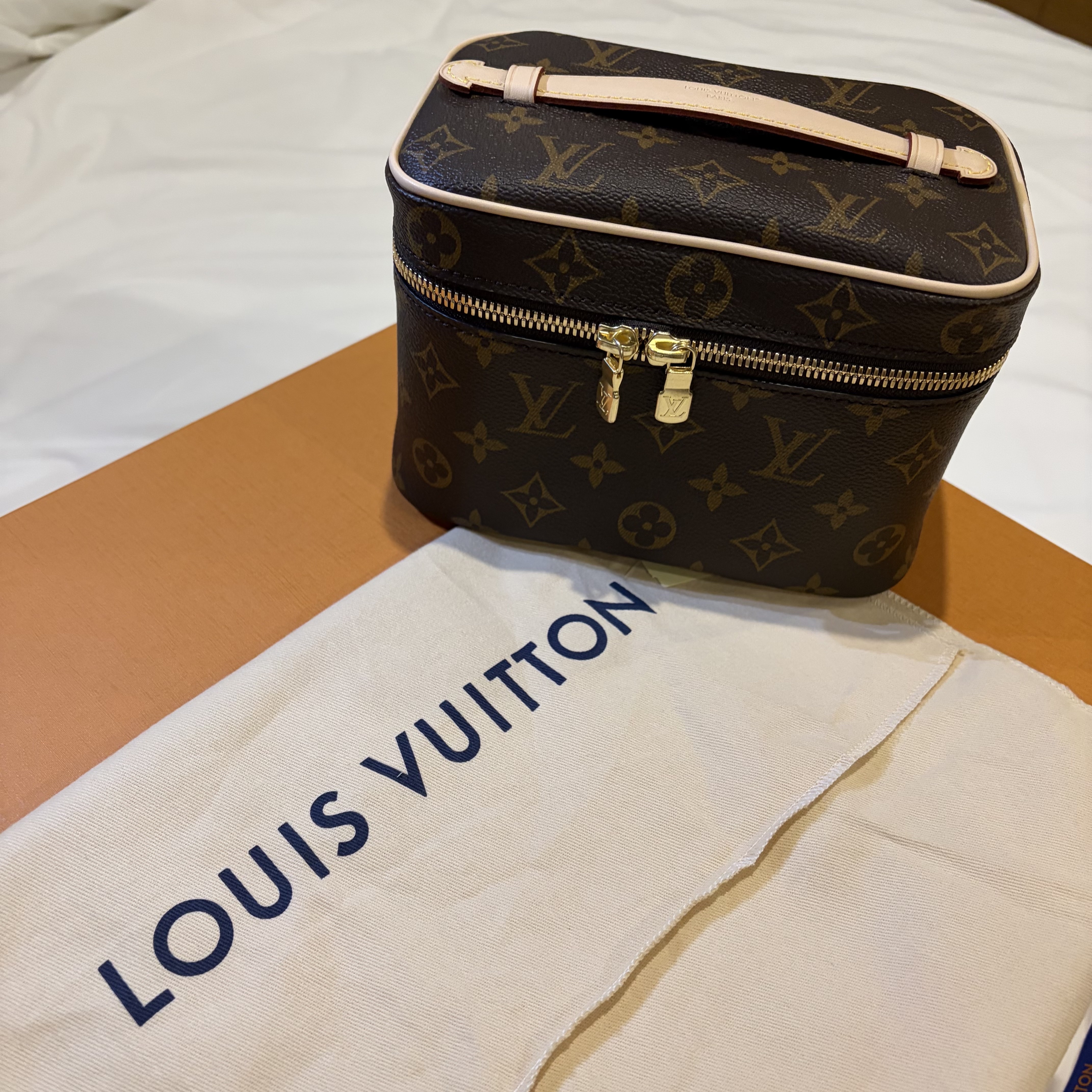 COS Quilted Mini Bag Black, Uniqlo x JW Anderson Flannel Shirt Long Sleeve Regular Collar A Dark Gray - KR 착용 스타일 - 3