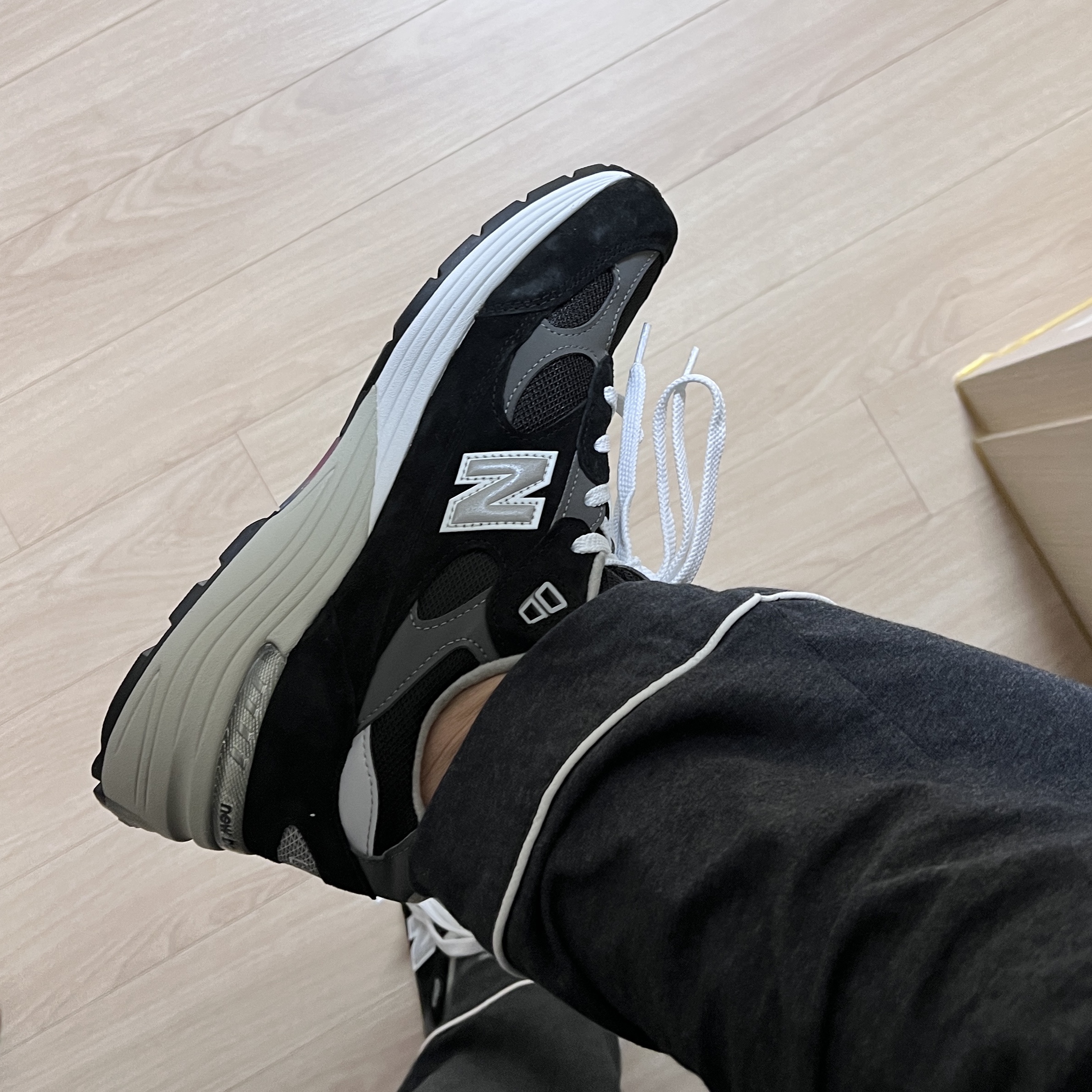 New Balance 992 Made in USA Core Black Grey 착용 스타일 - 2
