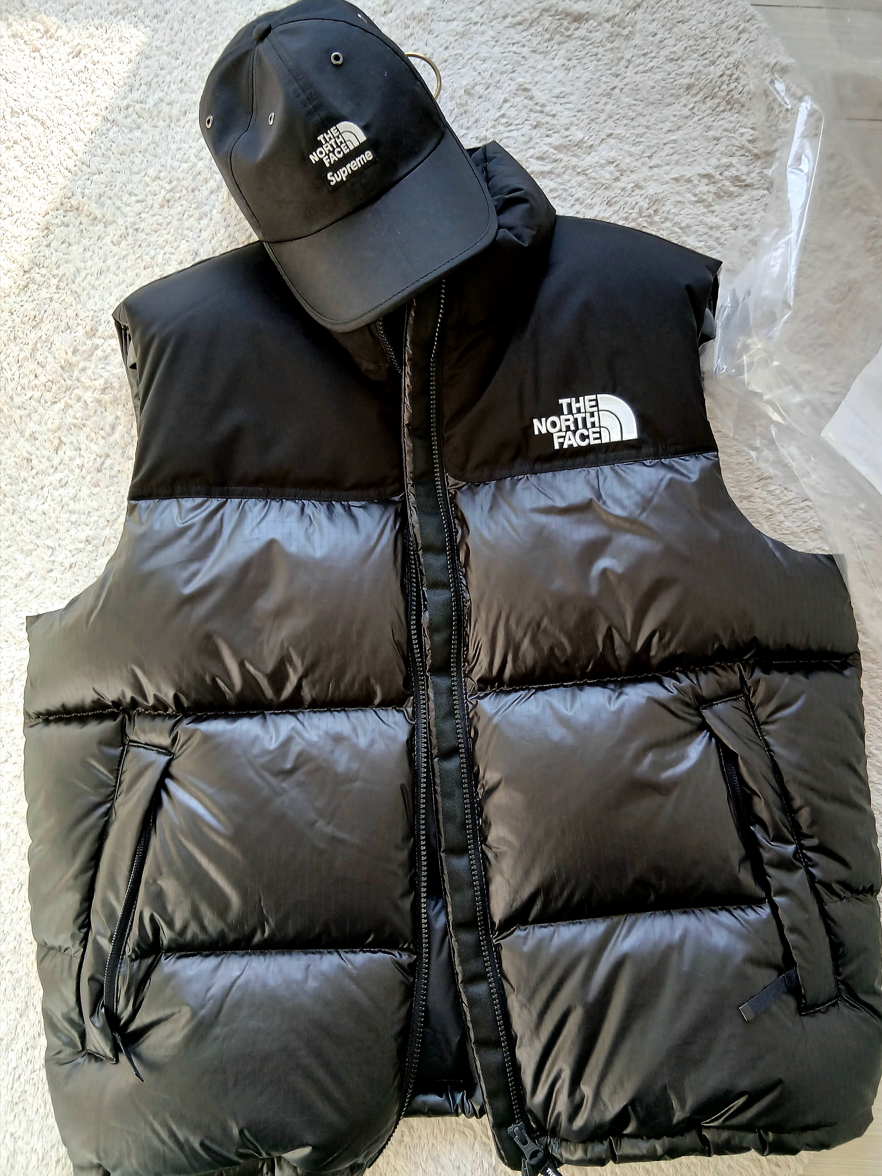 The North Face White Label Novelty Nuptse Down Vest Black, The North Face White Label Novelty Nuptse Down Vest Black 착용 스타일 - 2