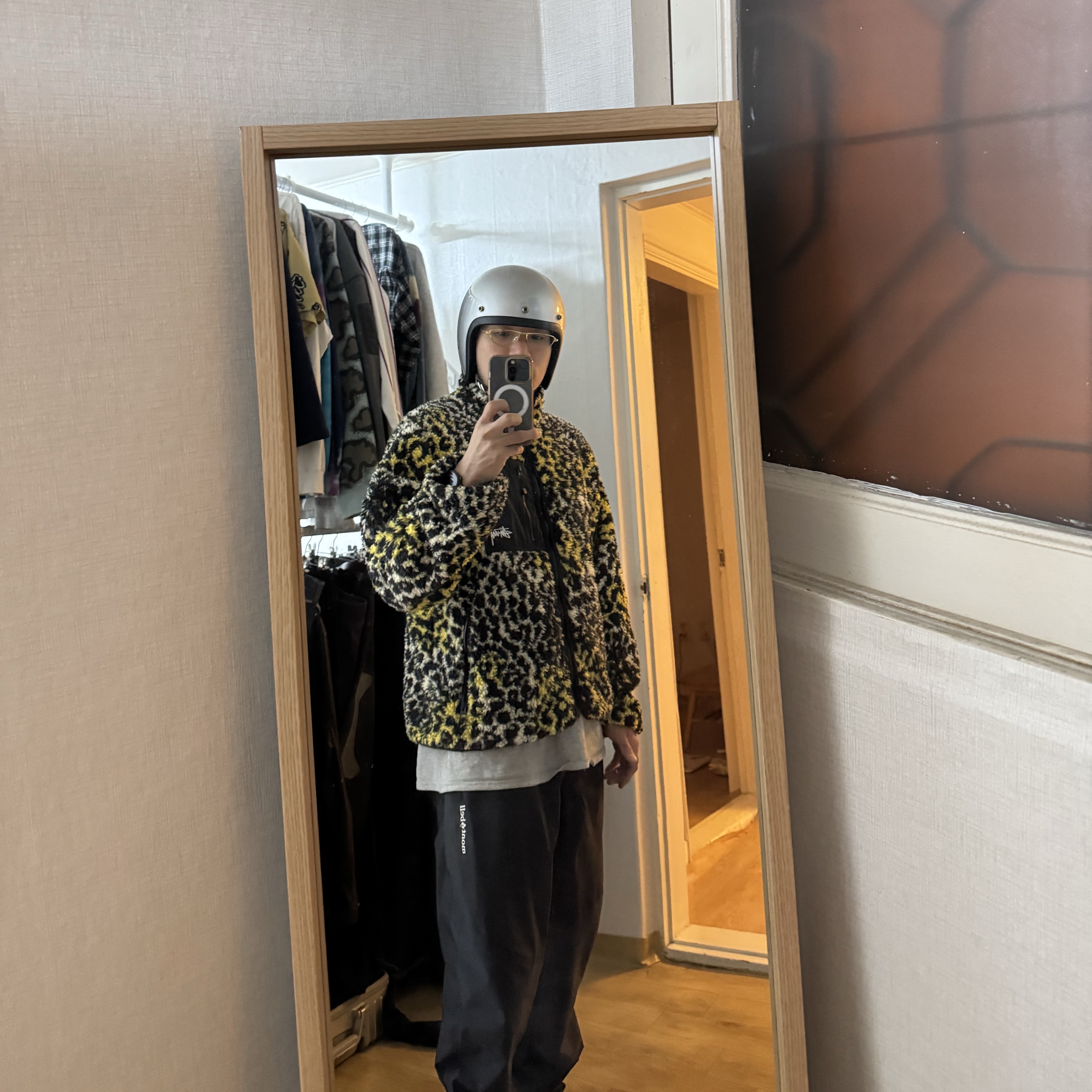 Stussy Sherpa Reversible Jacket Yellow Leopard 착용 스타일