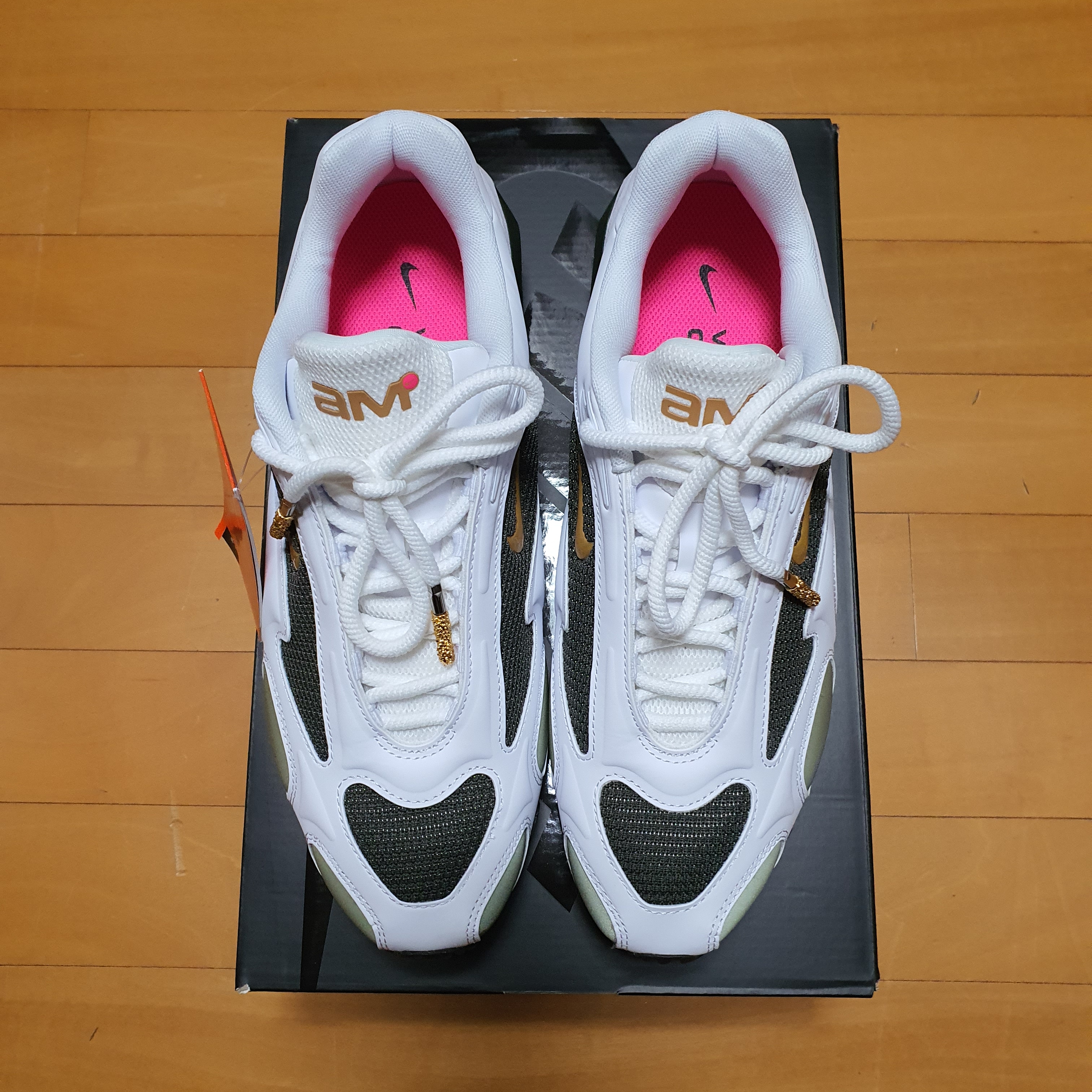 (W) Nike x Veneda Carter Air Max Muse White and Cargo Khaki 착용 스타일