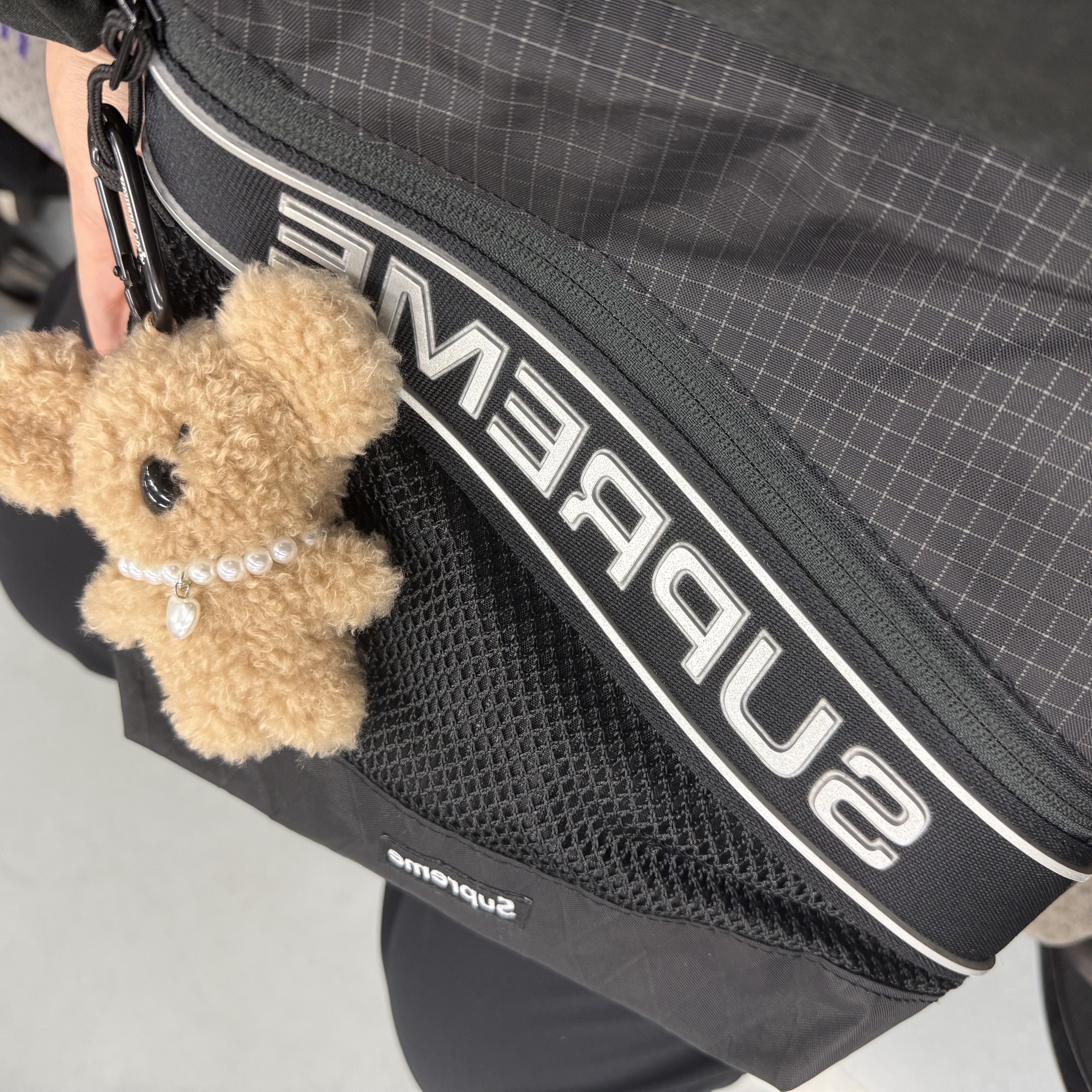 Supreme Shoulder Bag Black - 23FW 착용 스타일