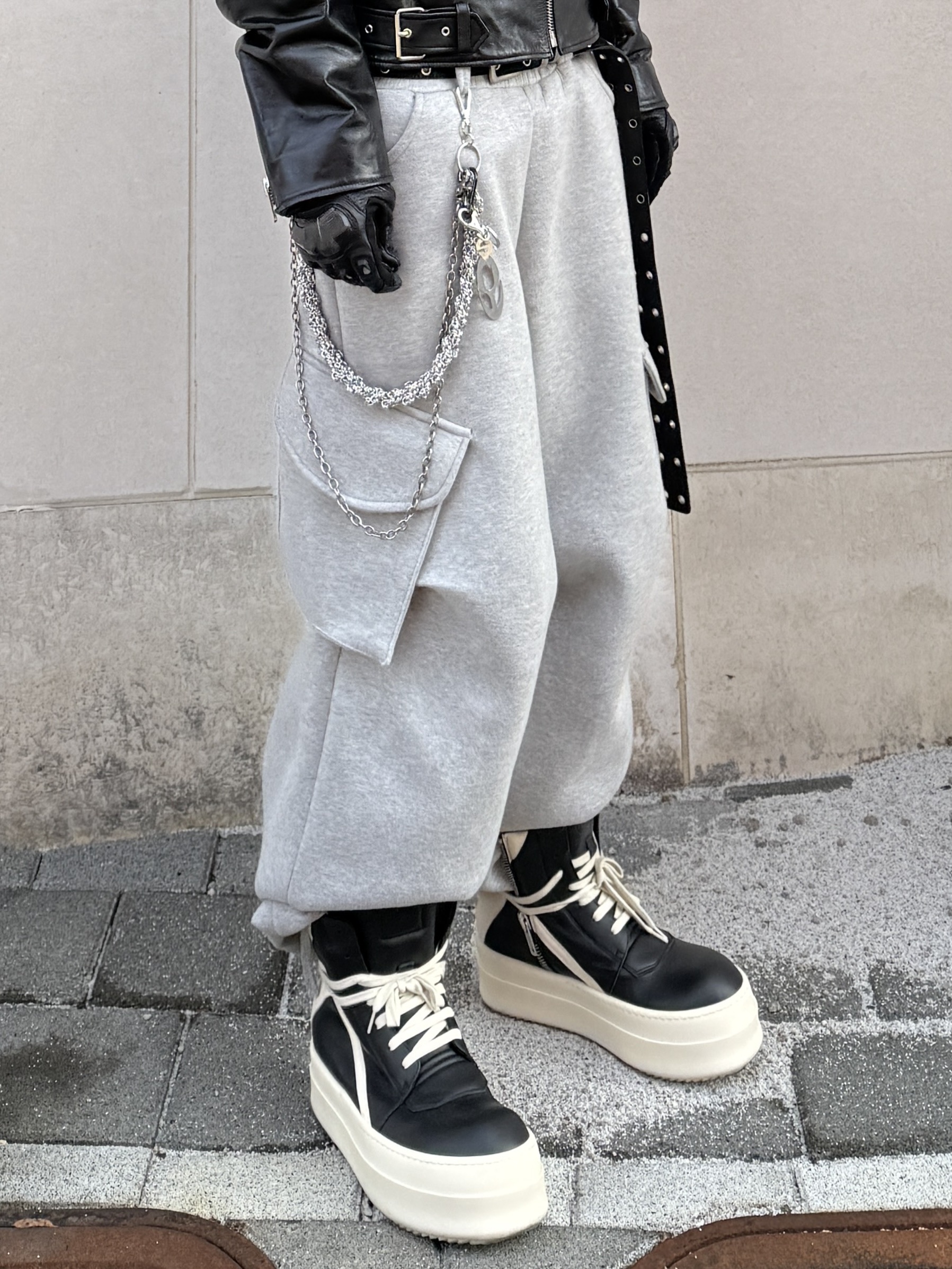 Rick Owens Hollywood Mega Bumper Geobasket in Full Grain Calf Leather Black Milk, Kamien x MJD Double Hole Belt Black Shearling Calfskin 착용 스타일 - 3