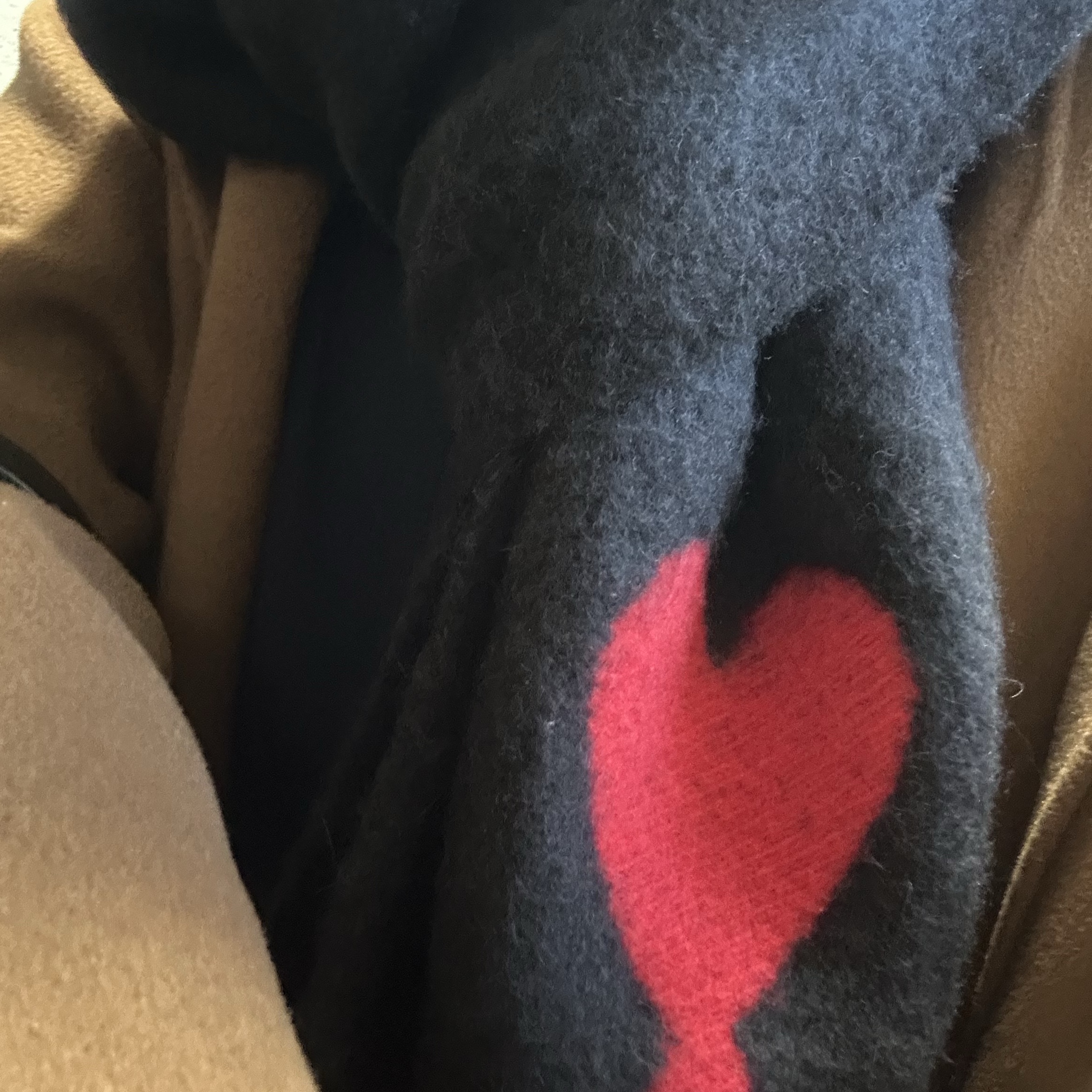 AMI de Coeur Oversize Muffler Black 착용 스타일