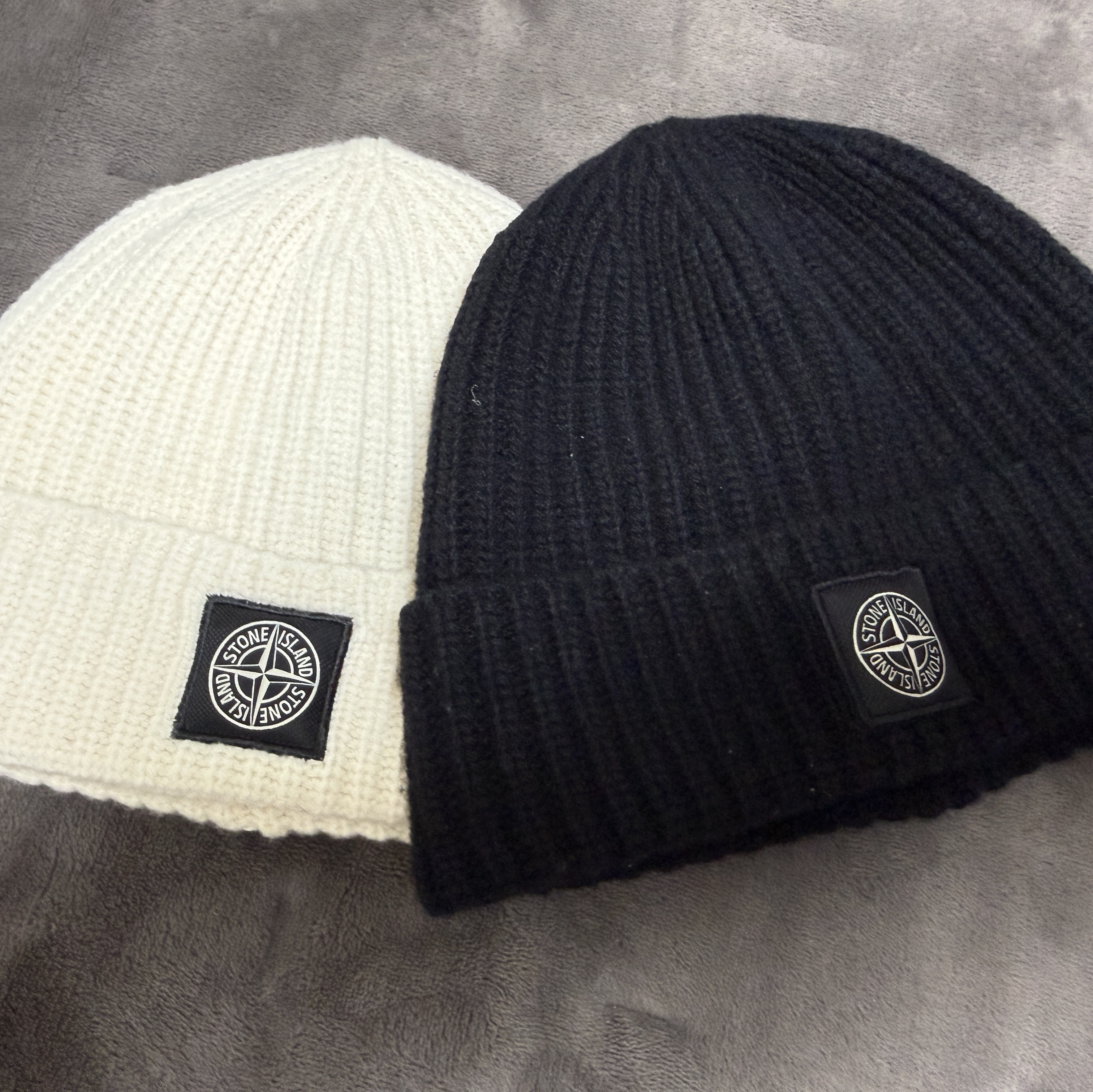 Stone Island N10B5 Ribbed Wool Beanie Pearl Grey Melange - 24FW, Stone Island N10B5 Ribbed Wool Beanie Black - 24FW 착용 스타일