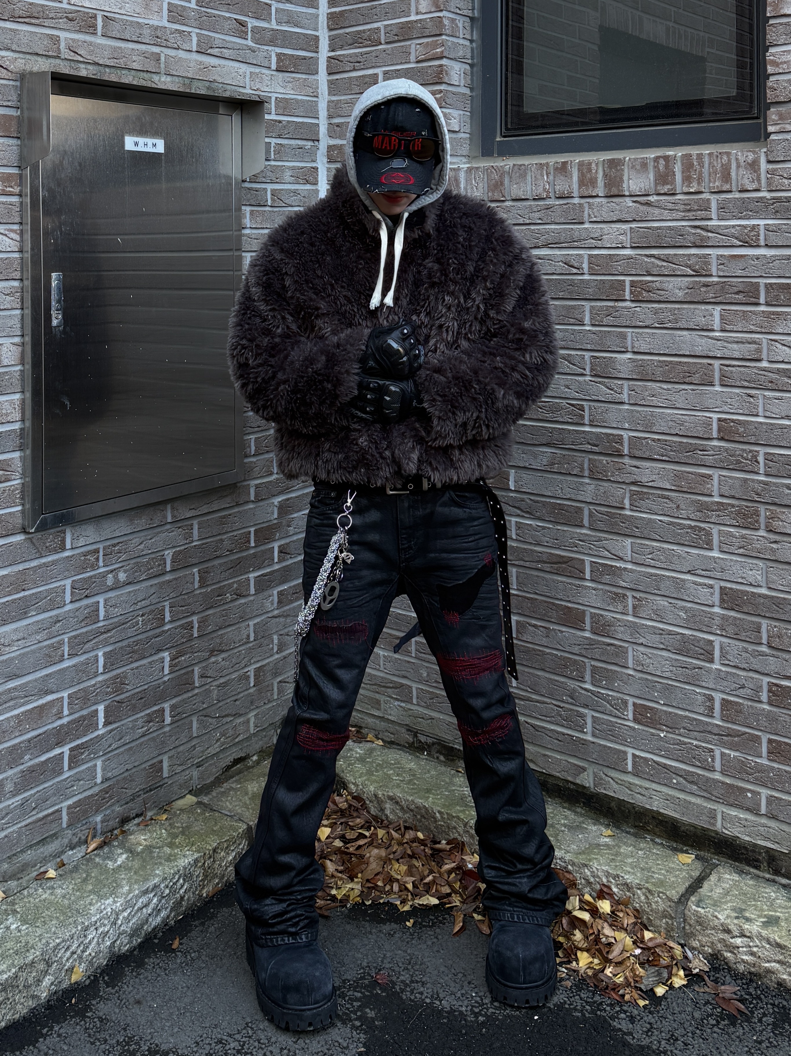 Kamien x MJD Double Hole Belt Black Shearling Calfskin, Undermycar x Emostanceclub Emoun Destroyed Cowhide Suede Red Stitch Denim Toreador - 23FW 착용 스타일 - 1
