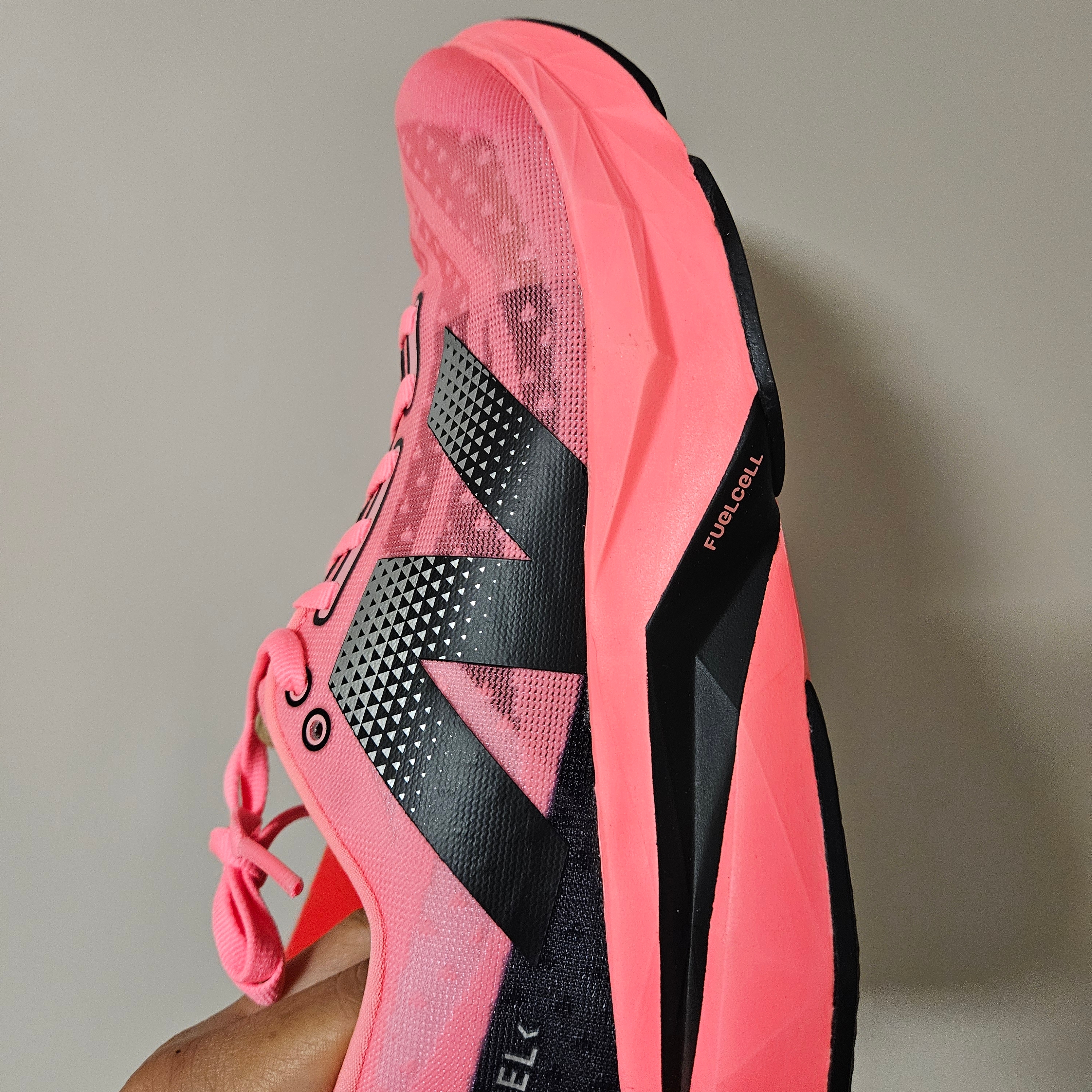 (W) New Balance FuelCell Rebel v4 Ultra Pink Black - B Standard 착용 스타일