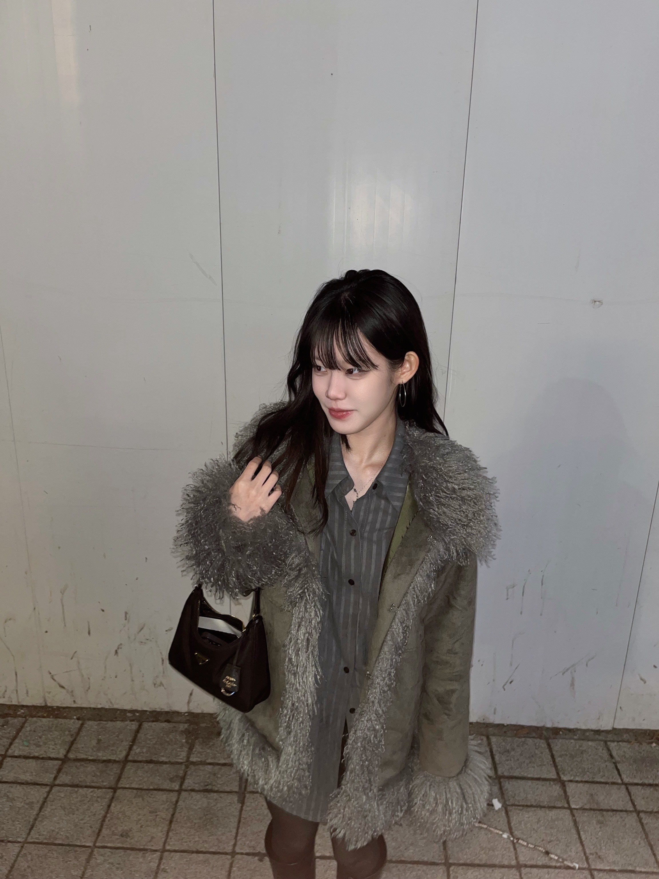 Prada Re-Edition 2005 Re-Nylon and Saffiano Mini Bag Black 착용 스타일 - 3