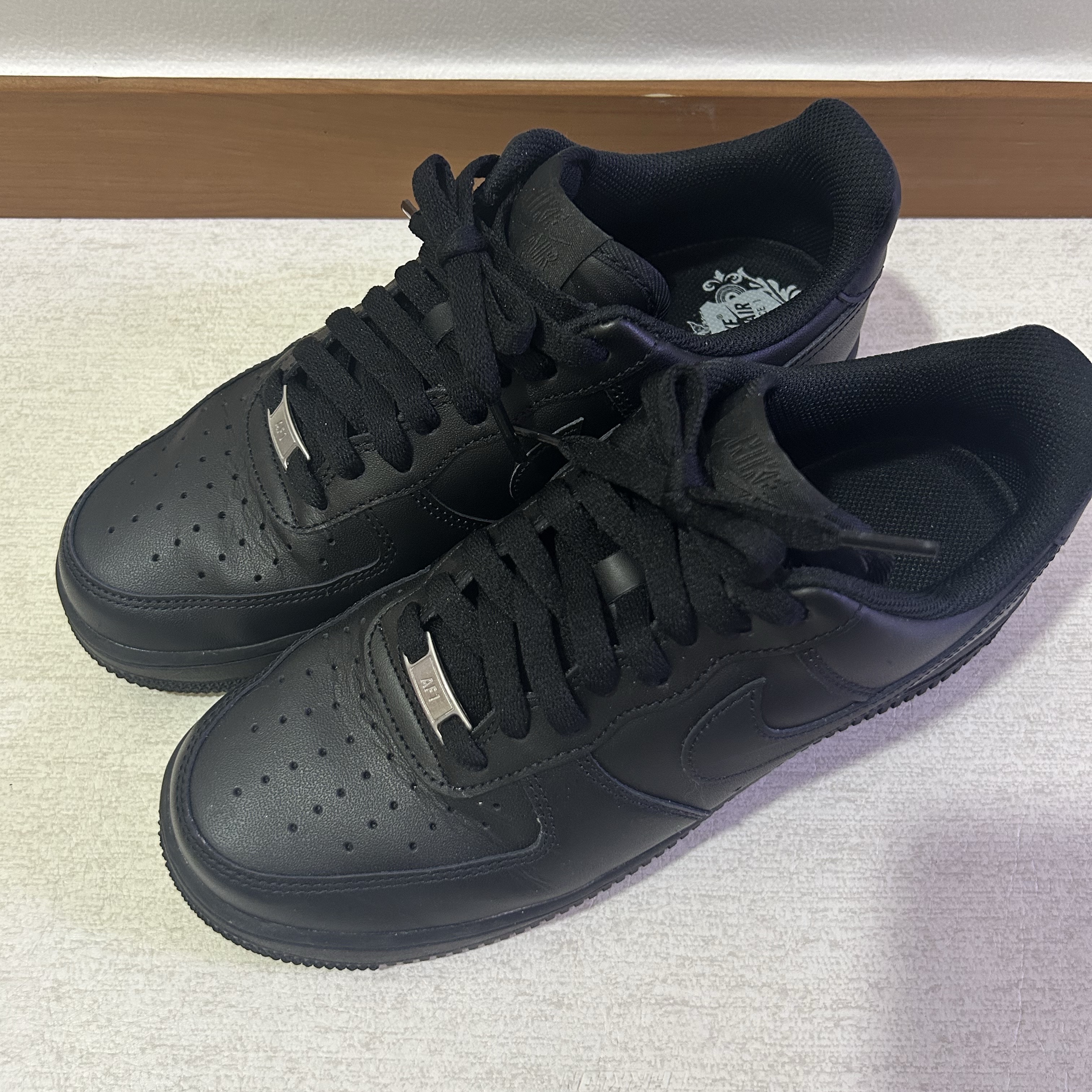 Nike Air Force 1 '07 Low Triple Black 착용 스타일