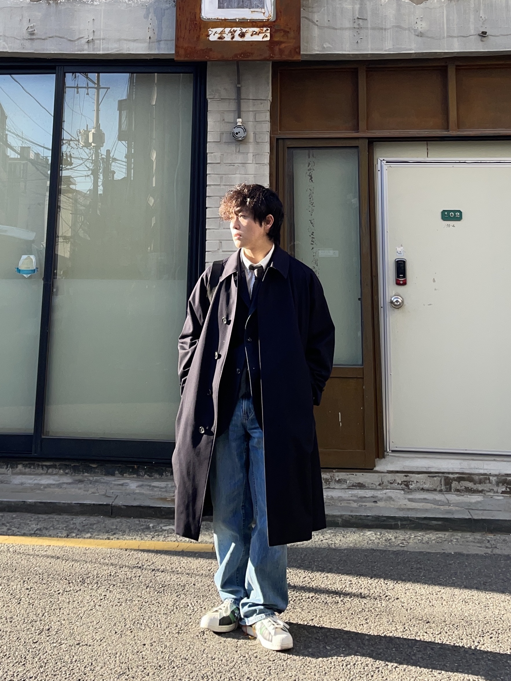 Adidas x Sean Wotherspoon Superstar Superearth Black, Uniqlo x JW Anderson Straight Jean Blue - KR 착용 스타일