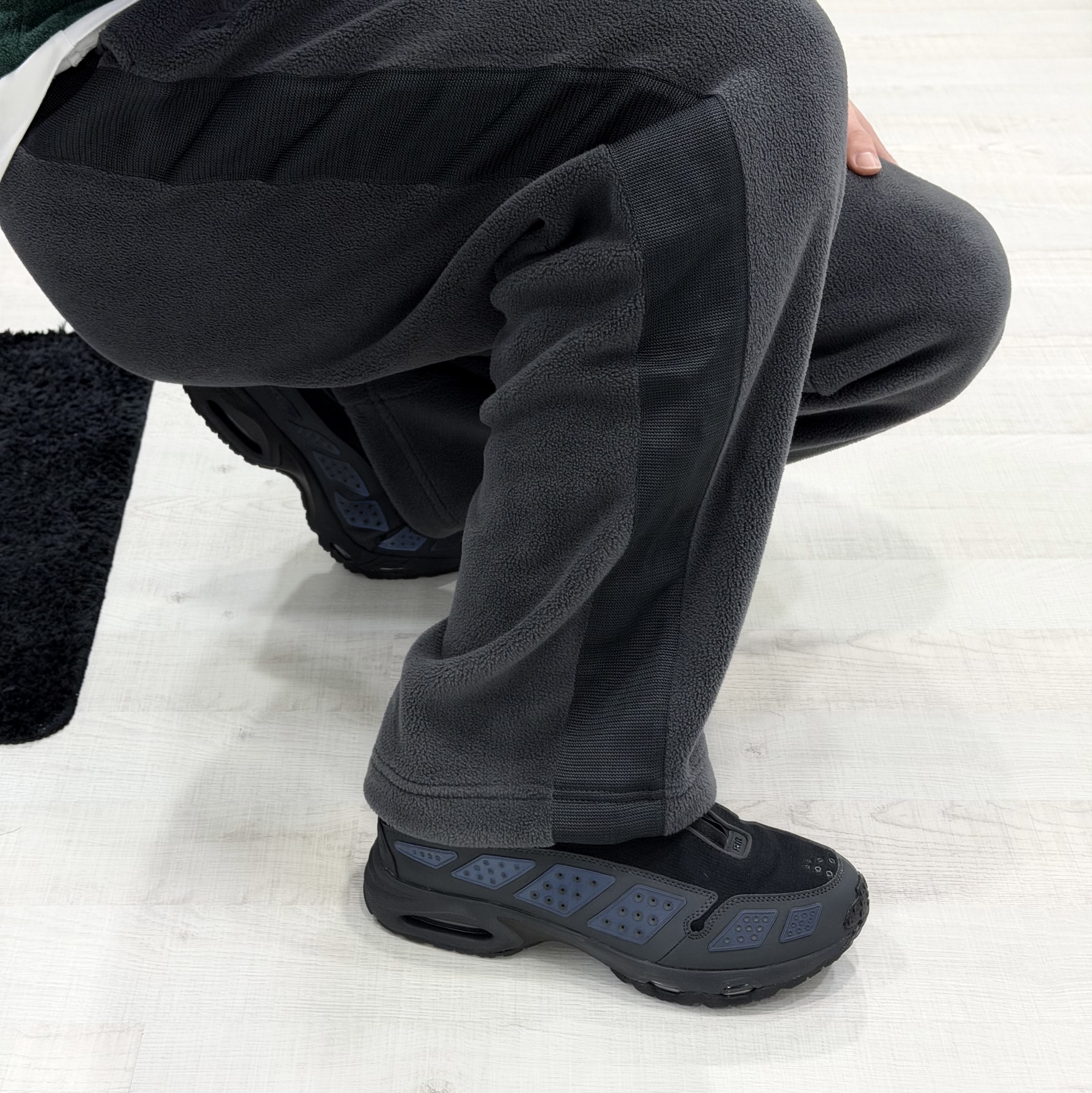 (W) Nike Air Max SNDR Gore-Tex Black and Dark Smoke Grey, Uniqlo x Needles Fleece Wide Pants Dark Gray - KR 착용 스타일 - 1