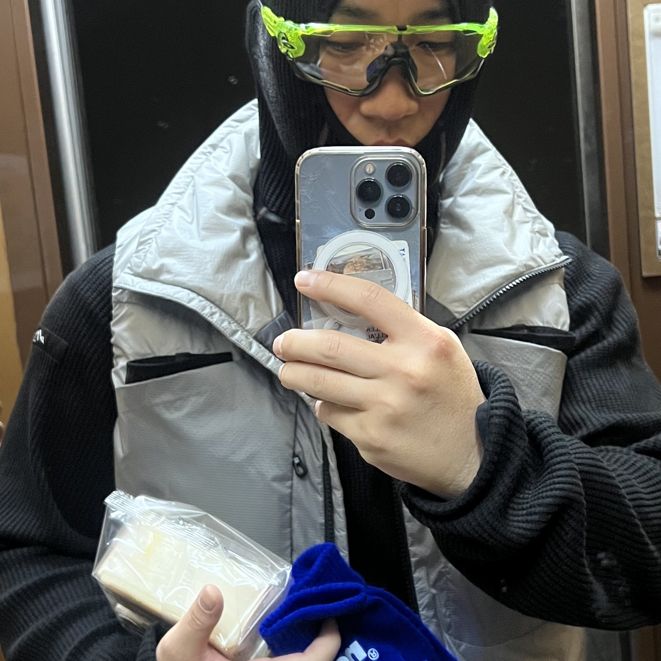 Salomon Sentier Vest Silver, COLDWARM Waffle Warmer Hoodie (Black Color) 착용 스타일 - 2