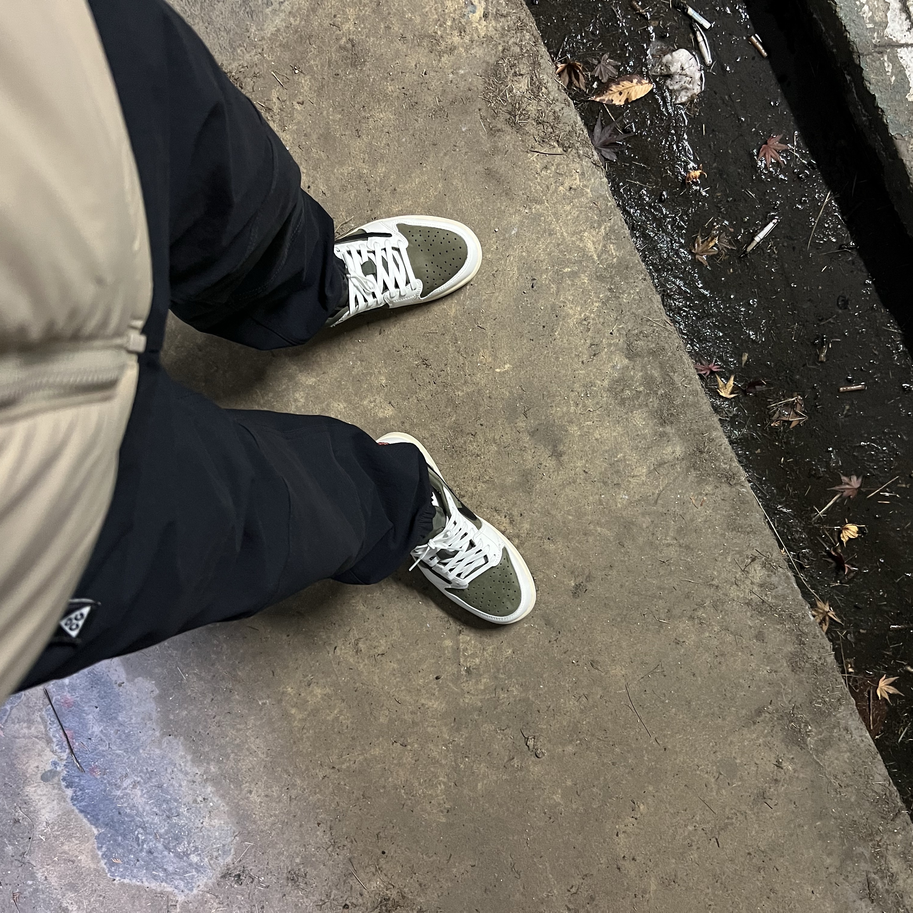 Jordan 1 x Travis Scott Retro Low OG SP Reverse Olive, Nike ACG Trail Pants Black Anthracite - Asia 착용 스타일
