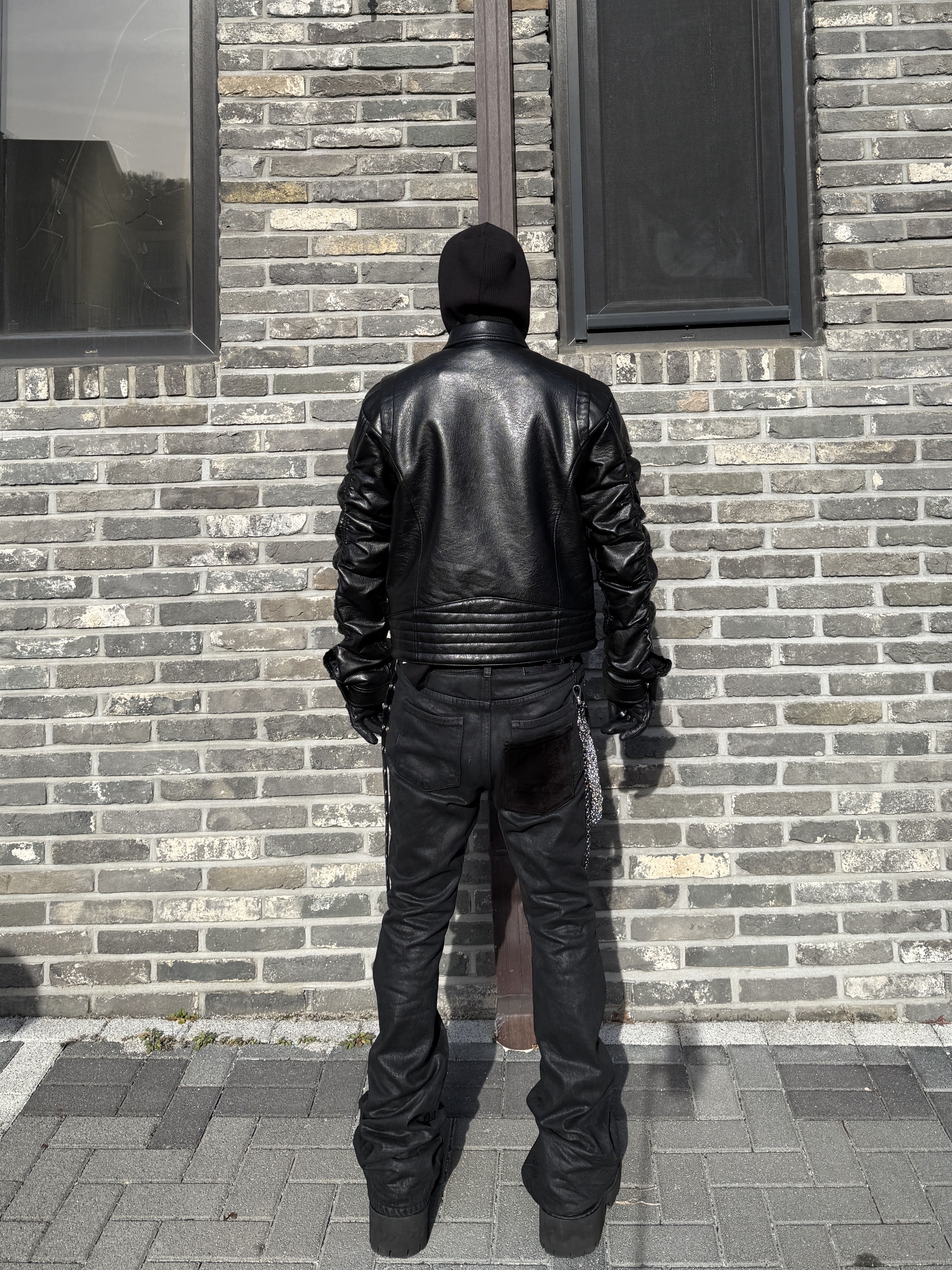 Undermycar x Emostanceclub Emoun Destroyed Cowhide Suede Red Stitch Denim Toreador - 23FW, Balenciaga Stomper Bootie Black 착용 스타일 - 5