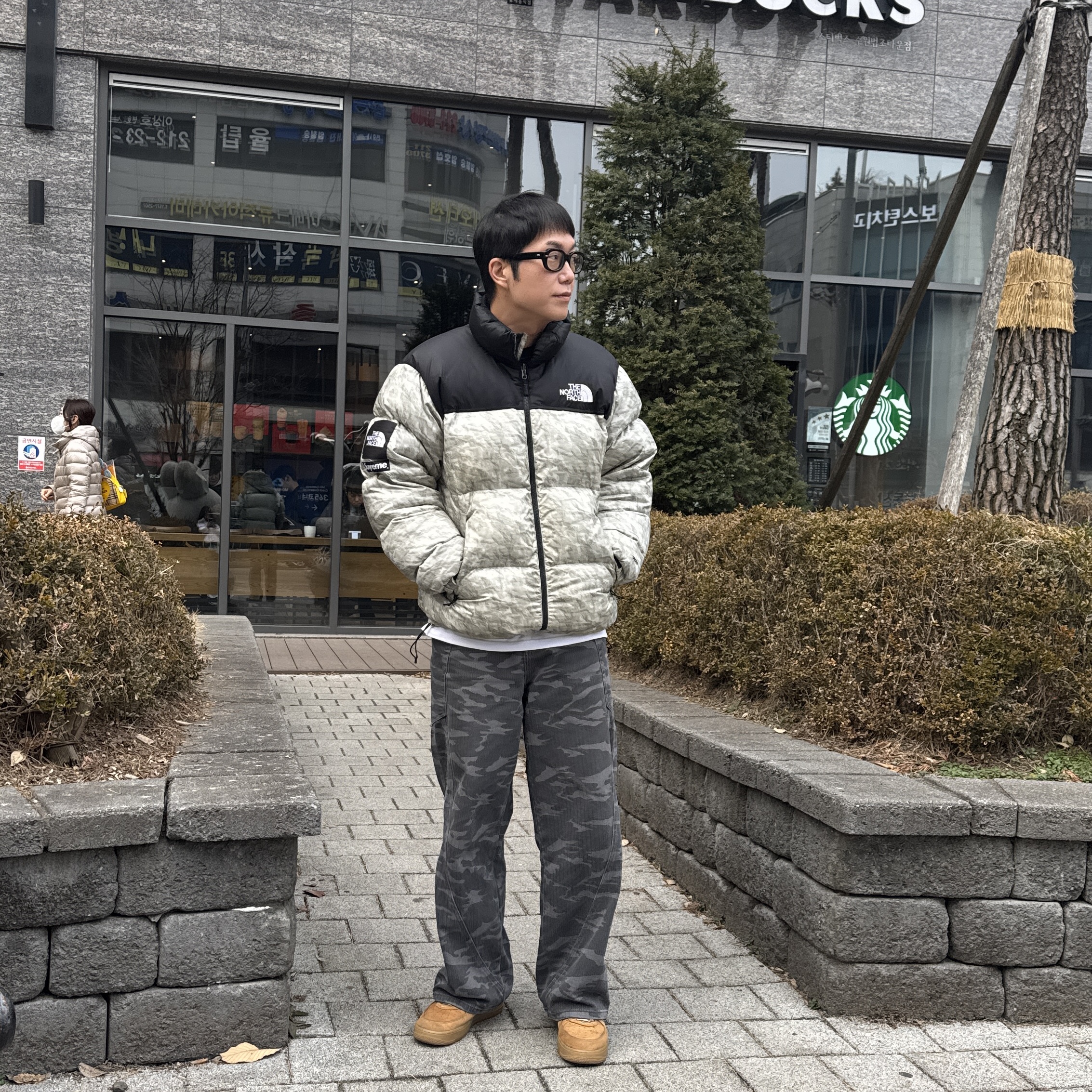 Nike x Supreme Air Force 1 Low Flax, Supreme x The North Face Paper Print Nuptse Jacket - 19FW 착용 스타일