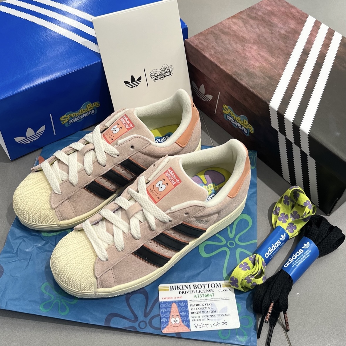 Adidas x Spongebob Patrick Superstar Black Core Black 착용 스타일 - 1