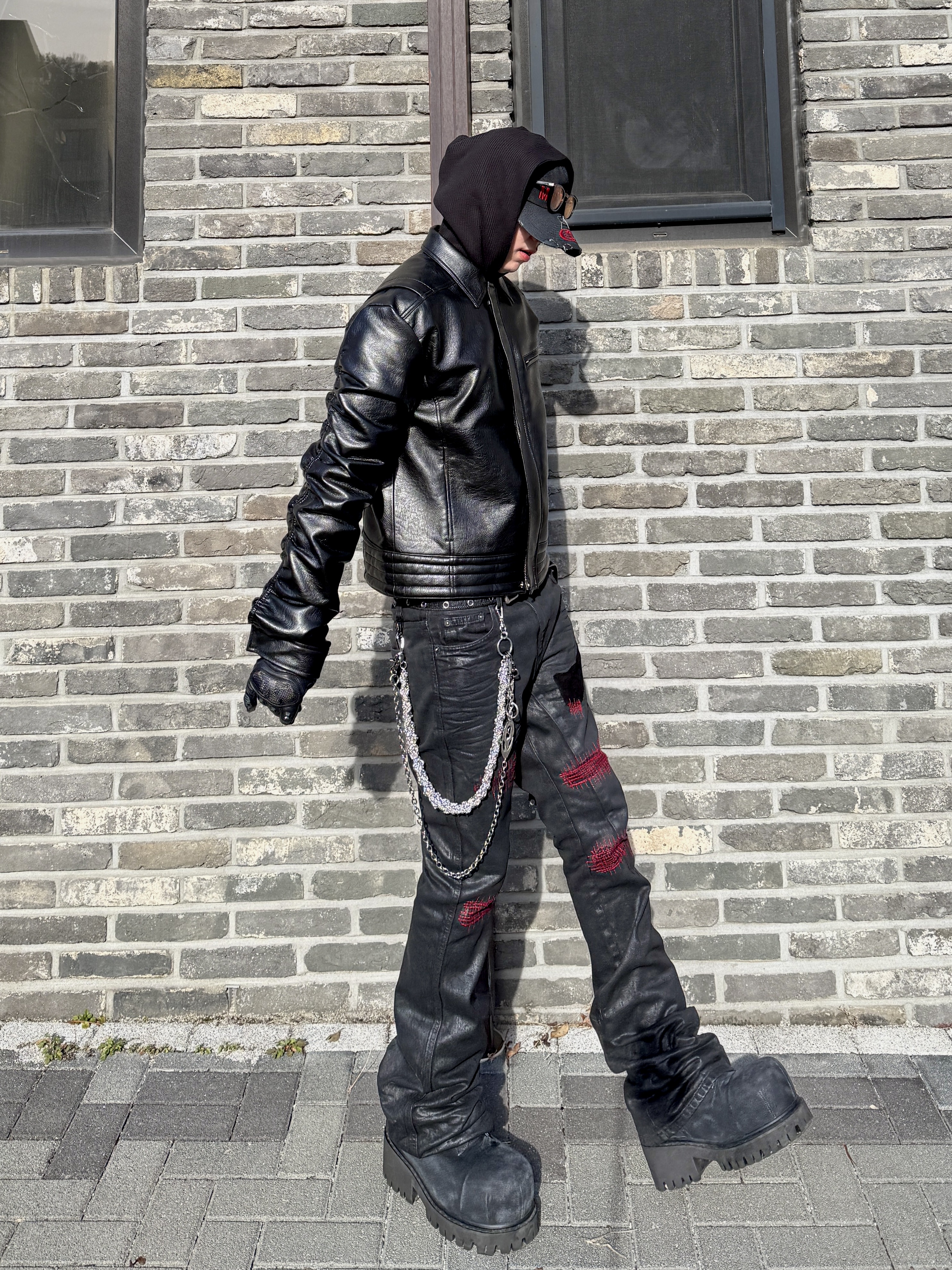 Undermycar x Emostanceclub Emoun Destroyed Cowhide Suede Red Stitch Denim Toreador - 23FW, Balenciaga Stomper Bootie Black 착용 스타일 - 1