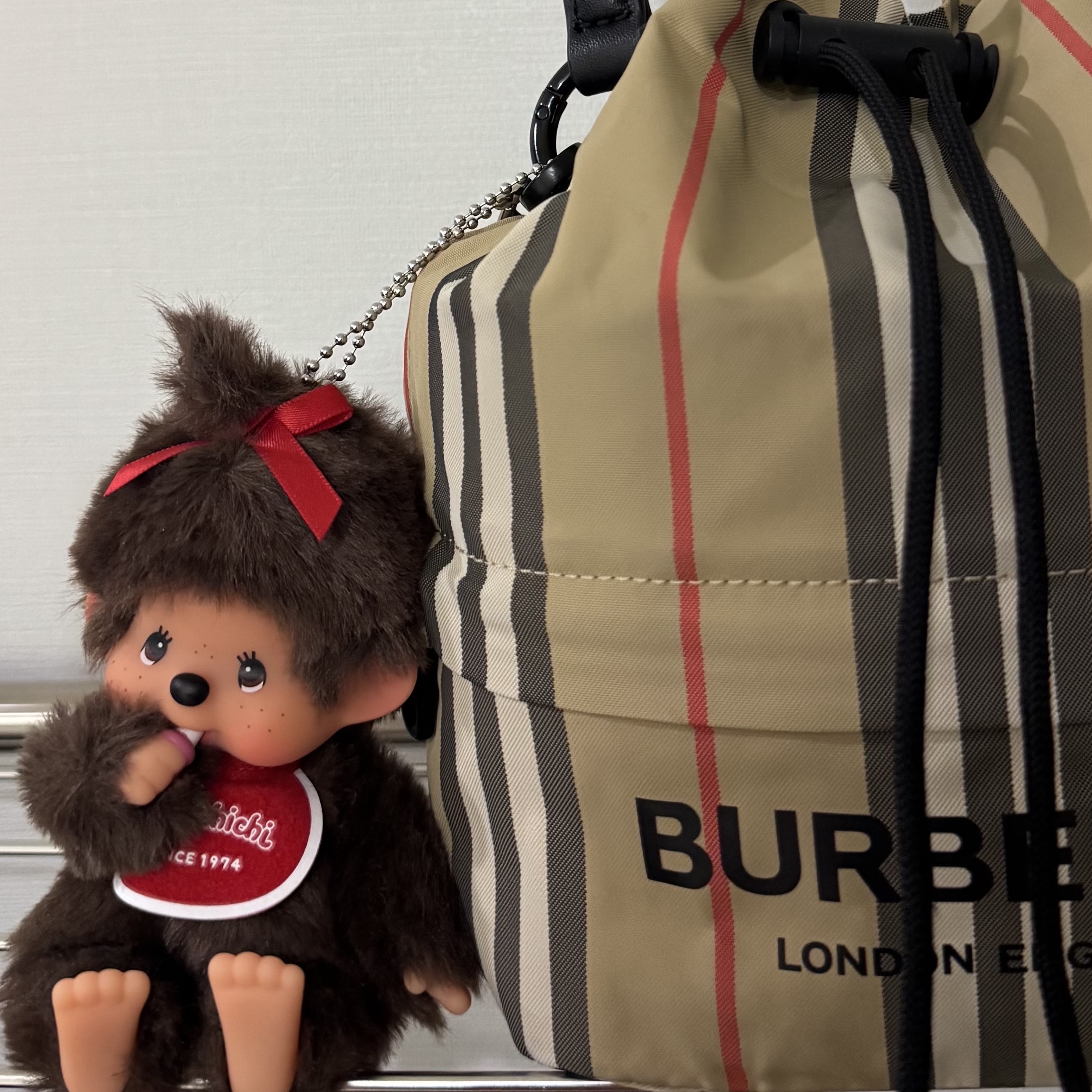 Monchhichi SS Girl Key Chain Brown, Burberry Icon Stripe Econyl Drawcord Pouch Archive Beige 착용 스타일