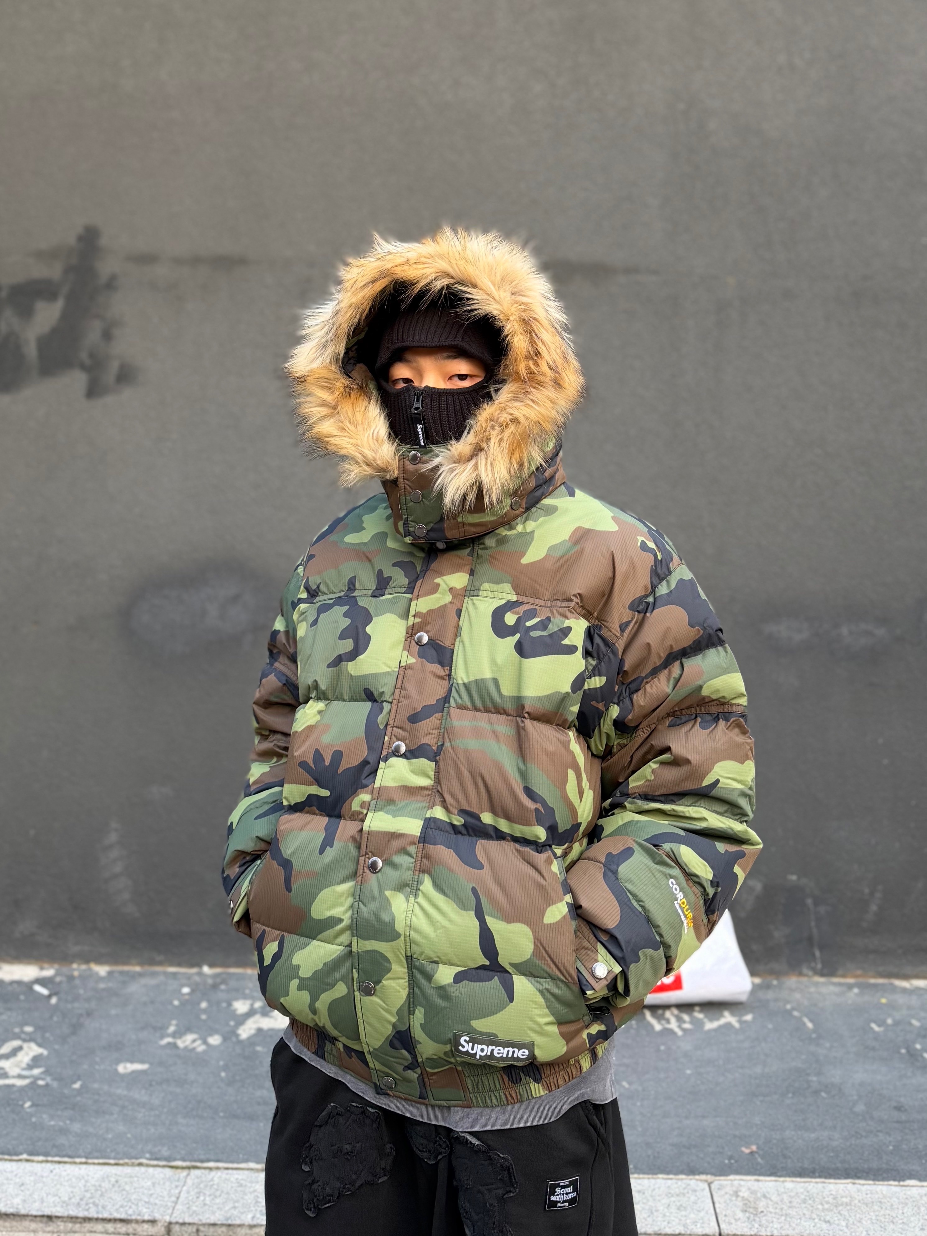 Supreme Facemask 700-Fill Down Puffer Jacket Woodland Camo - 25FW, Balenciaga Cargo Sneakers White Grey 착용 스타일 - 1