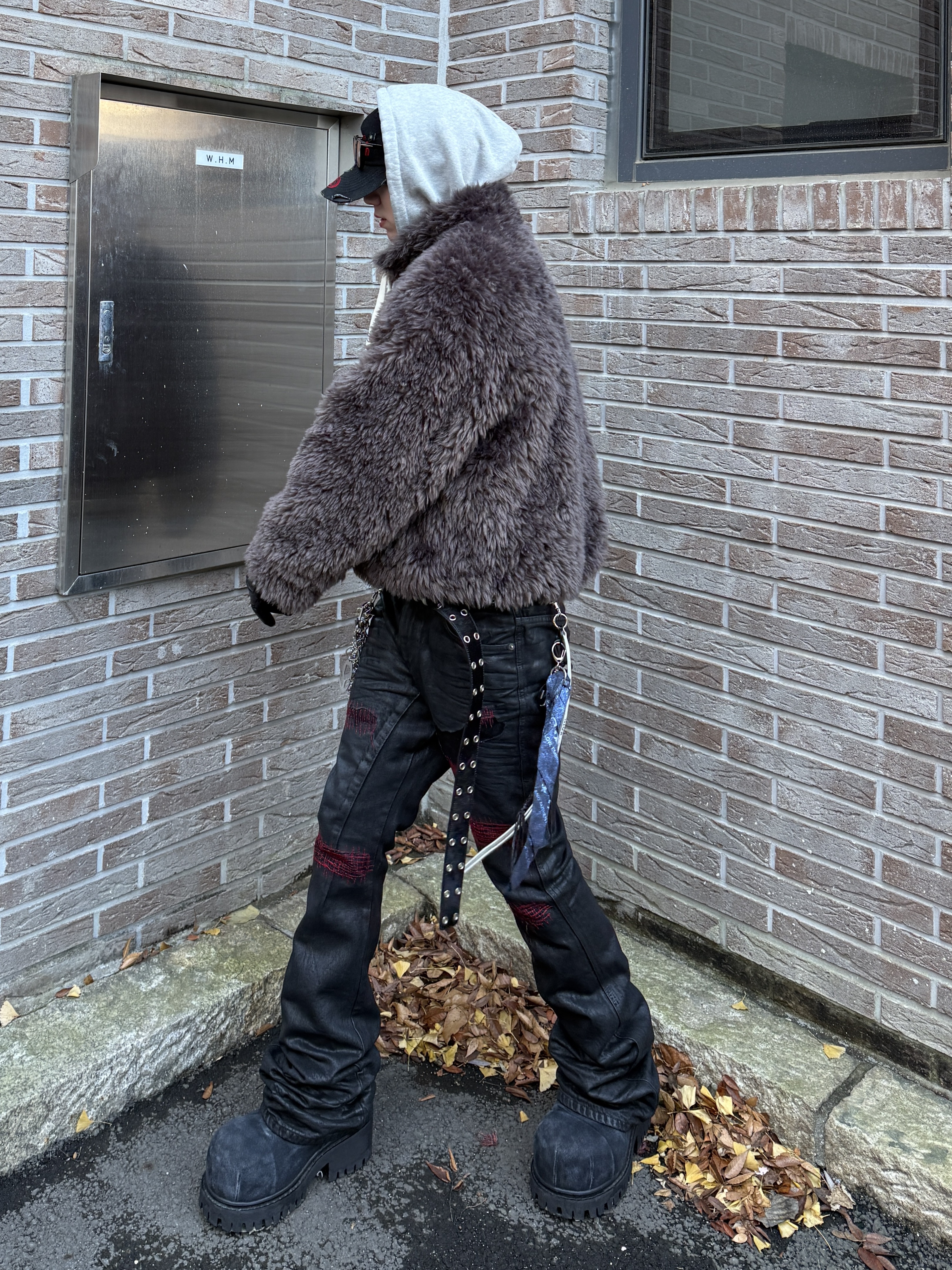 Kamien x MJD Double Hole Belt Black Shearling Calfskin, Undermycar x Emostanceclub Emoun Destroyed Cowhide Suede Red Stitch Denim Toreador - 23FW 착용 스타일 - 2