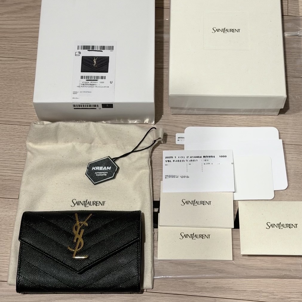 Saint Laurent Cassandre Matelasse Small Envelope Wallet in Grain de Poudre Embossed Leather Black Gold 착용 스타일