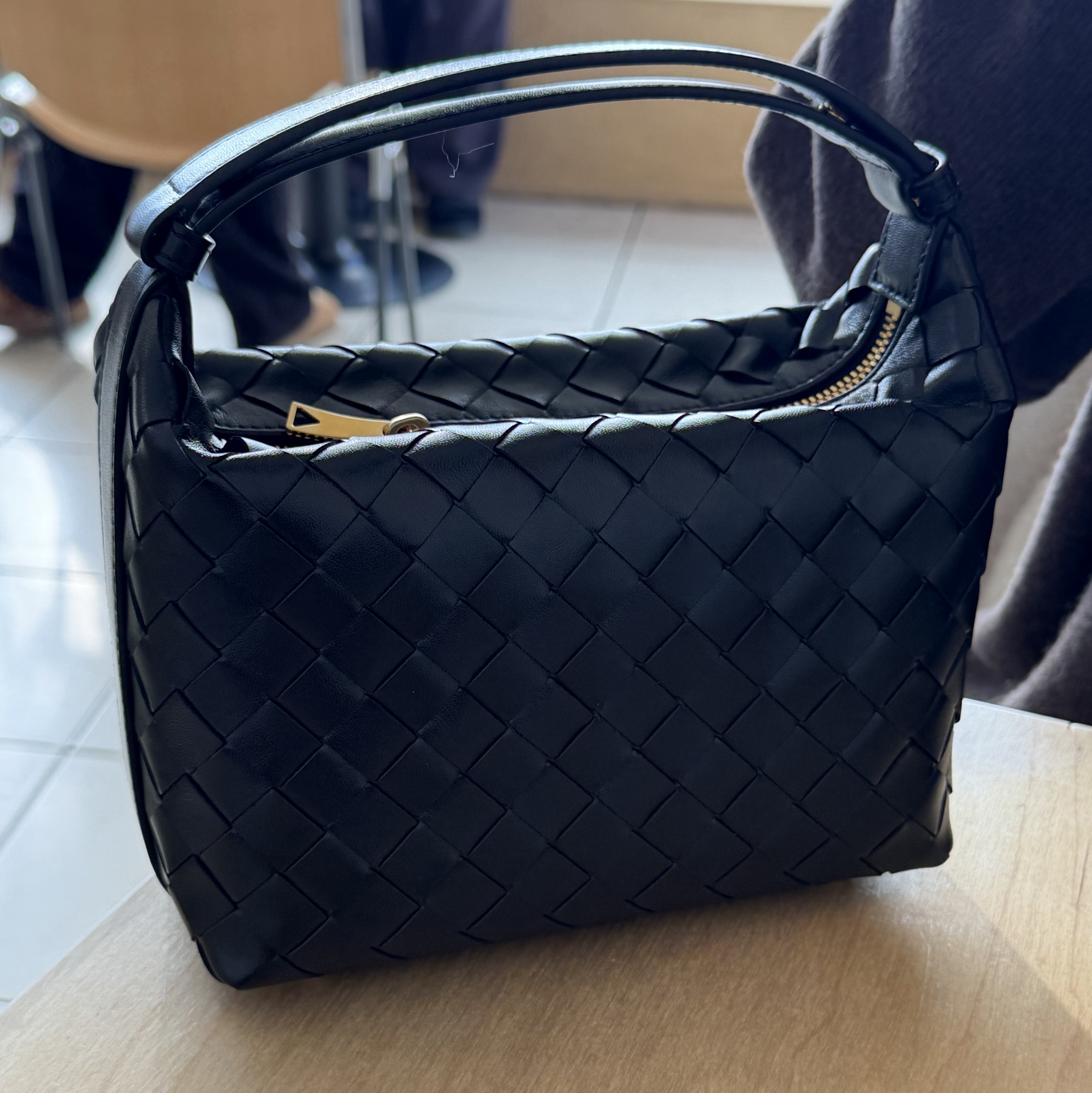 Bottega Veneta Mini Wallace Black 착용 스타일 - 2