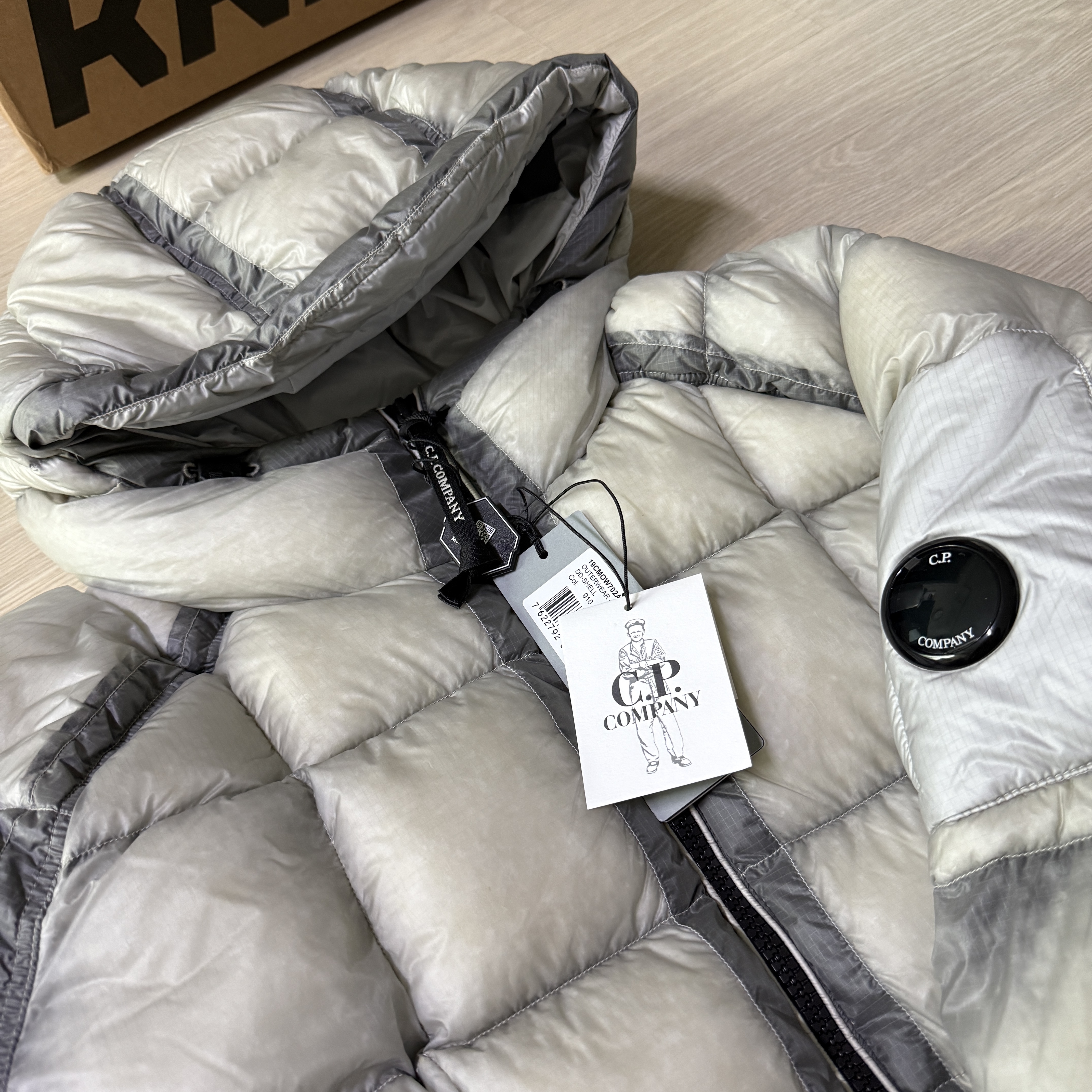 C.P. Company Korea Exclusive D.D. Shell Hooded Down Jacket Lunar Rock - 25FW, C.P. Company D.D. Shell Hooded Down Jacket Fungi Grey - 25FW 착용 스타일