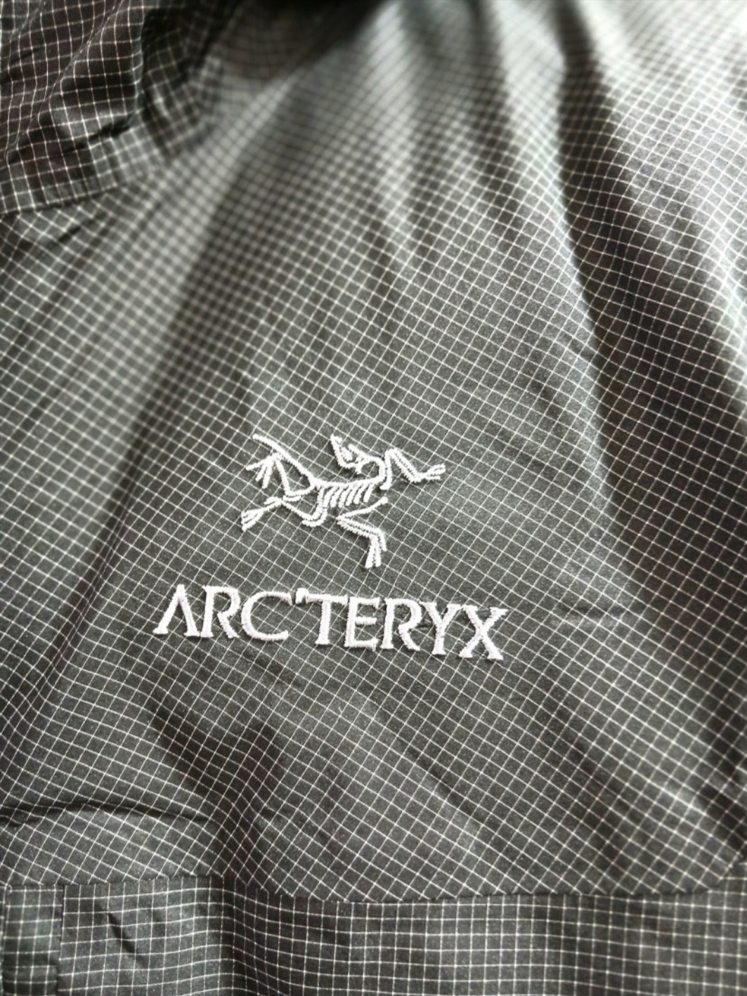 Arc'teryx Rho Lightweight Wool Neck Gaiter Black, Arc'teryx Alpha Lightweight Parka Black 착용 스타일 - 3