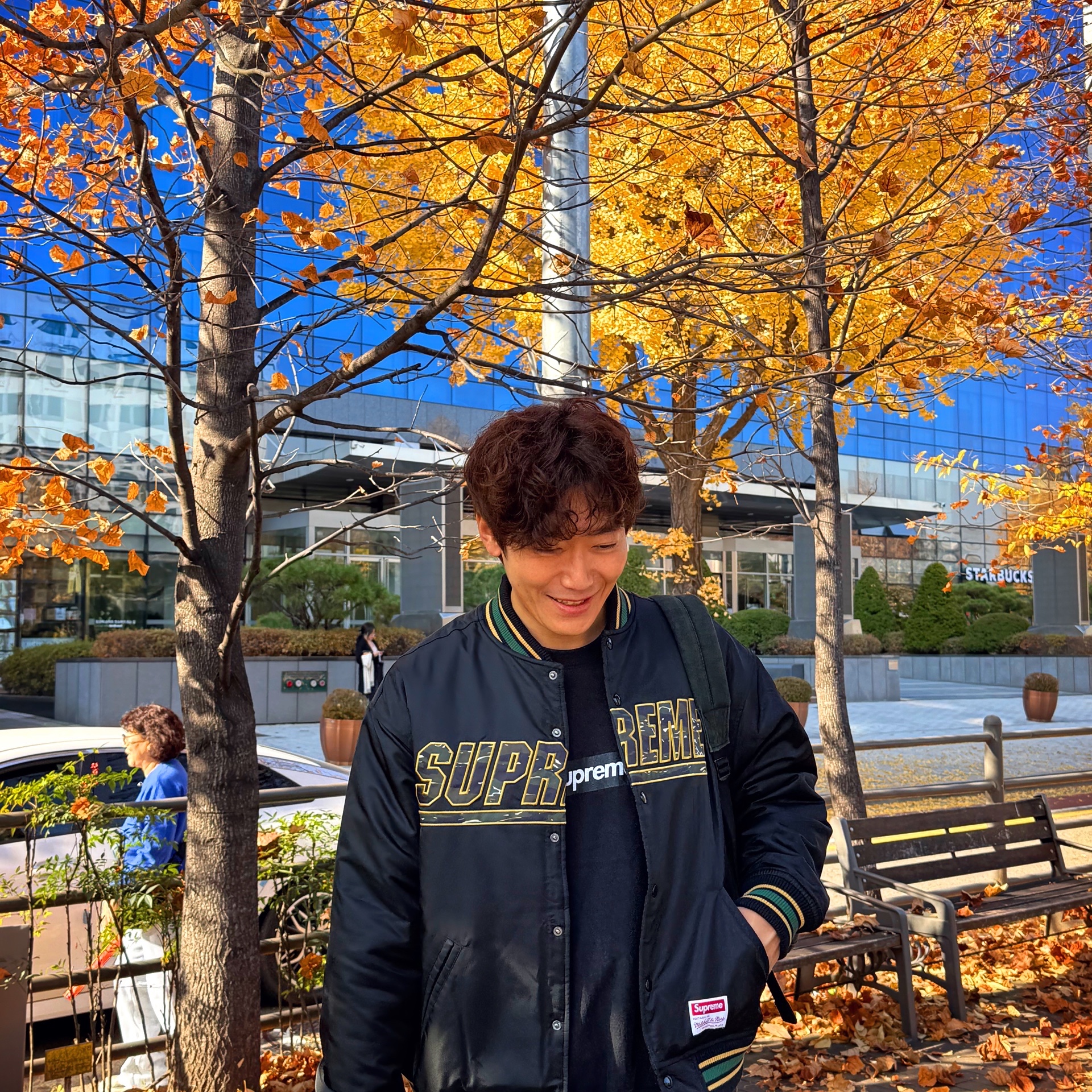 Supreme Mitchell & Ness Camo Logo Varsity Jacket Black - 25SS, Supreme Washed Box Logo Crewneck Black - 25SS 착용 스타일