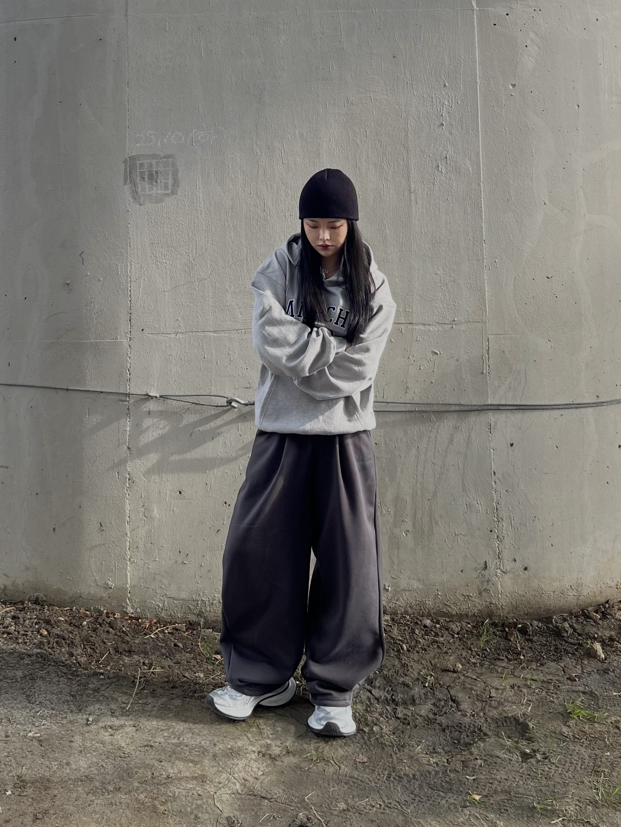 Balenciaga Circuit Sneaker White Silver 착용 스타일 - 2