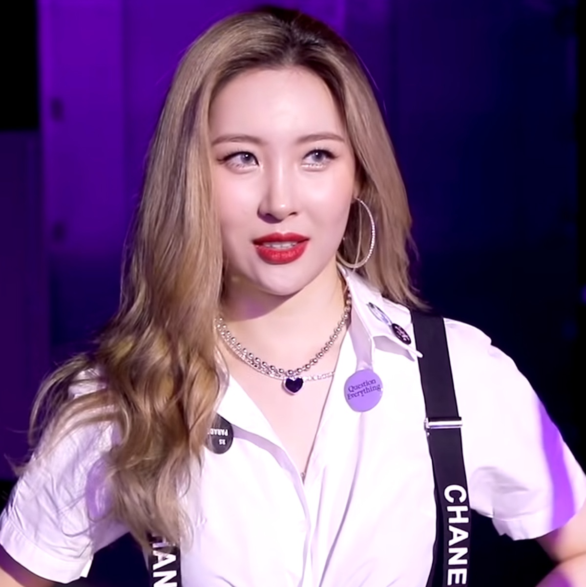 Nonenon Big Black Love Necklace 착용 스타일