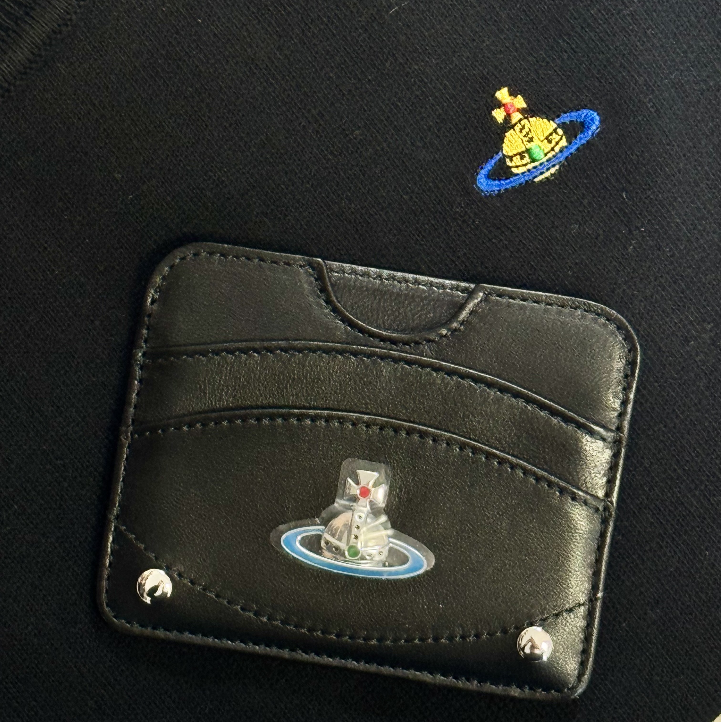 (W) Vivienne Westwood Bea Jumper Black, Vivienne Westwood Nappa Leather Half Moon Card Holder Black 착용 스타일 - 2