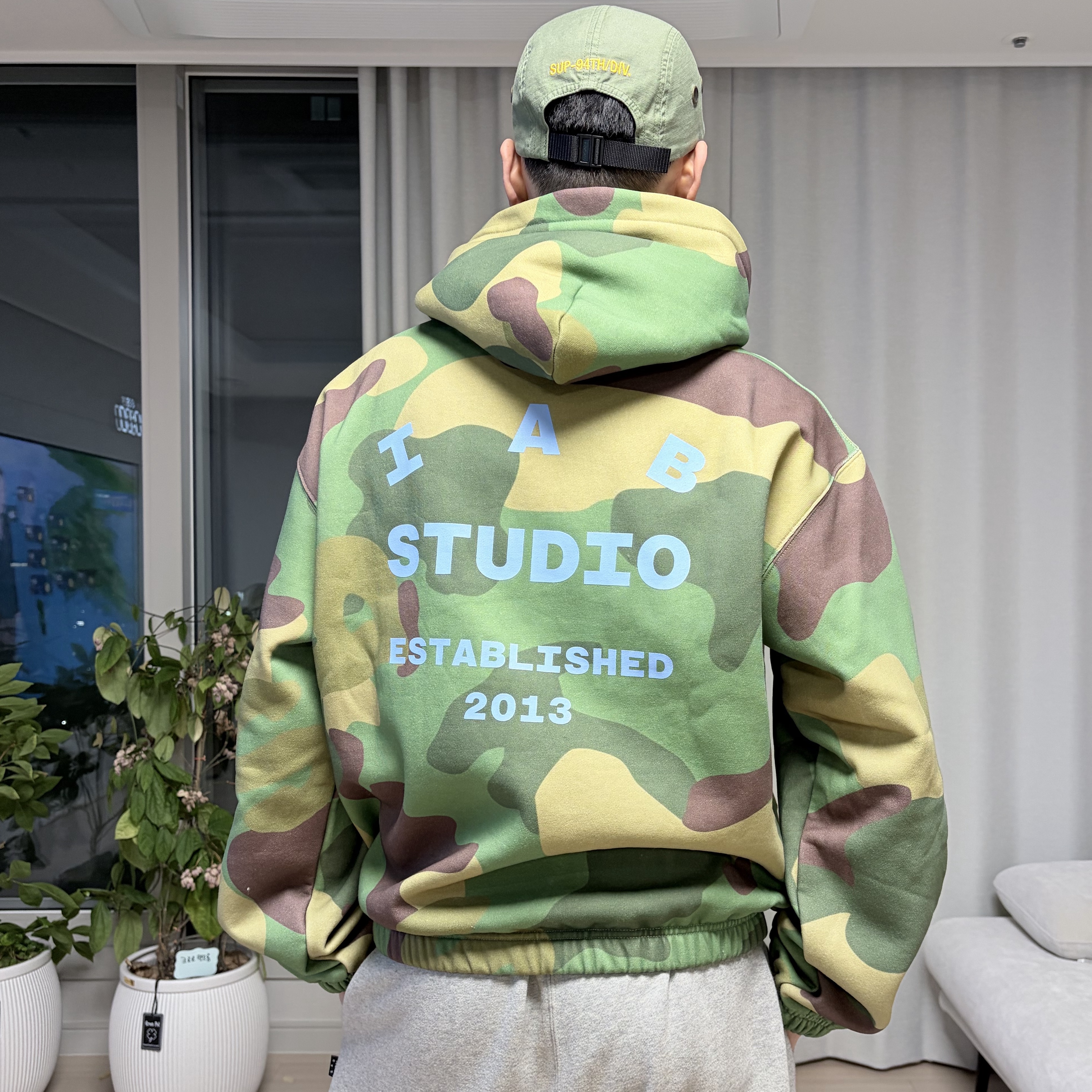 Palace x The North Face Purple Label Windstopper Field Down Jacket Sage Green - 25FW, IAB Studio x Stranger Things Hunter Camo Hoodie 착용 스타일 - 3
