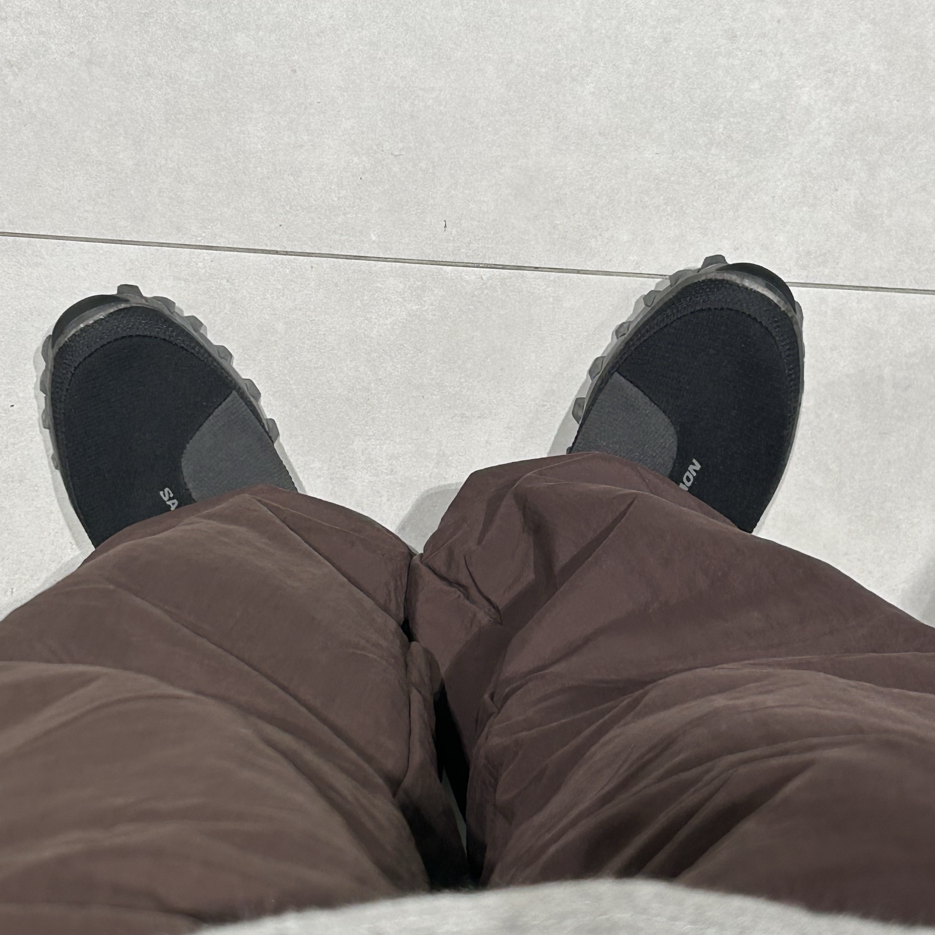 Salomon Snowclog Black Asphalt 착용 스타일