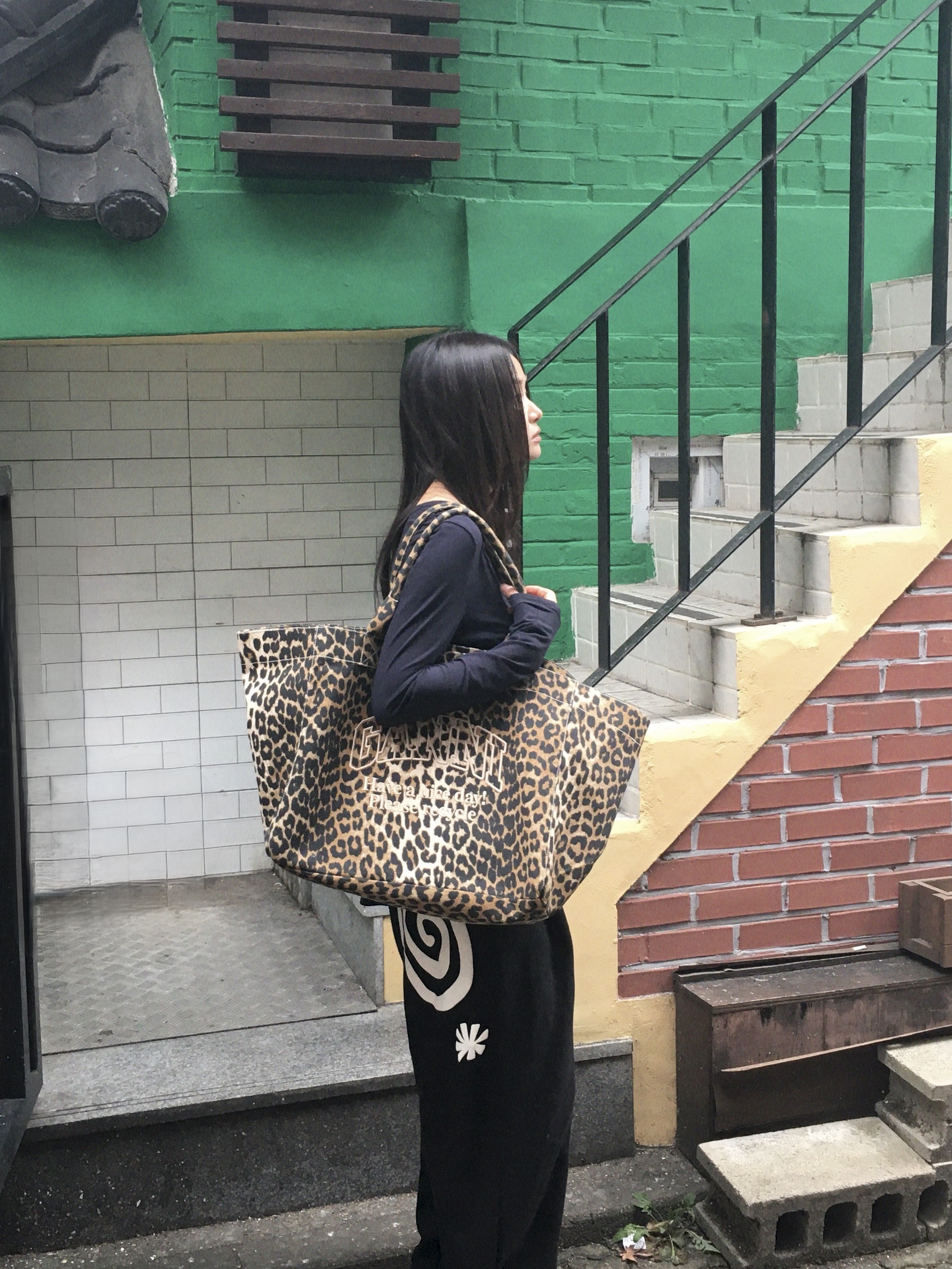 AMOU Molly One Tuck Sweat Pants Black 착용 스타일 - 3