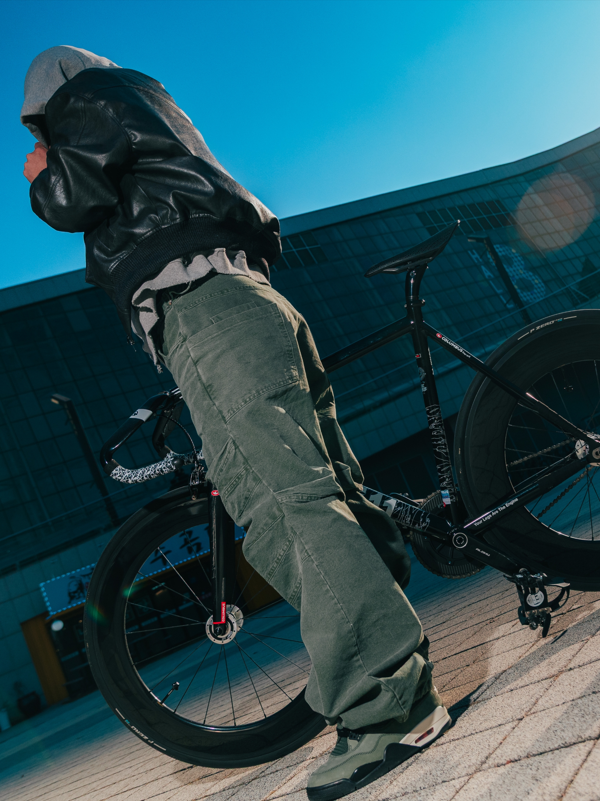 Jordan 4 x Undefeated Retro OG SP Deep Green and Clementine, ROARINGRAD Washed Flip Knee Pants Khaki 착용 스타일