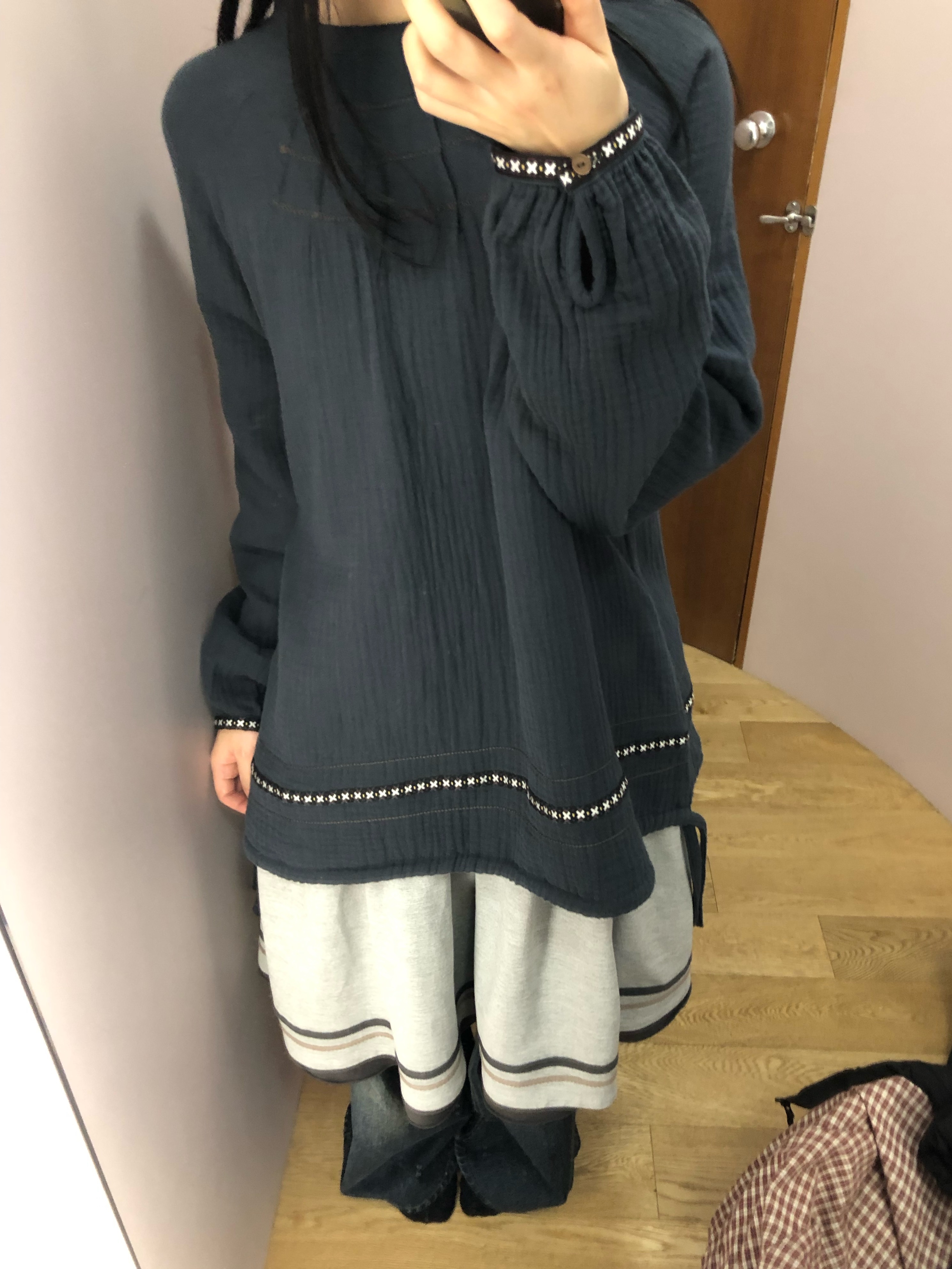 COYSEIO X BLYTHE Folding Shirring Skirt Melange Grey 착용 스타일
