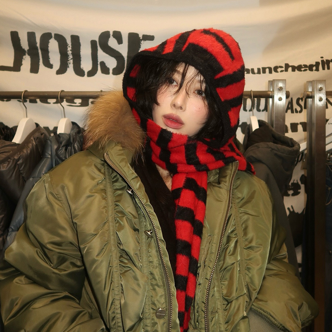 Thevinylhouse Fur Hooded MA-1 Jacket Khaki, Thevinylhouse Hooded Muffler Red 착용 스타일