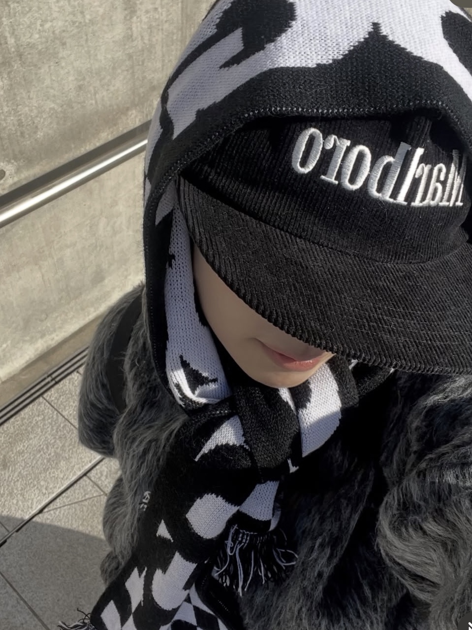CDG Logo Check Muffler White Black, Crocs Overpuff Shorty Black 착용 스타일 - 2