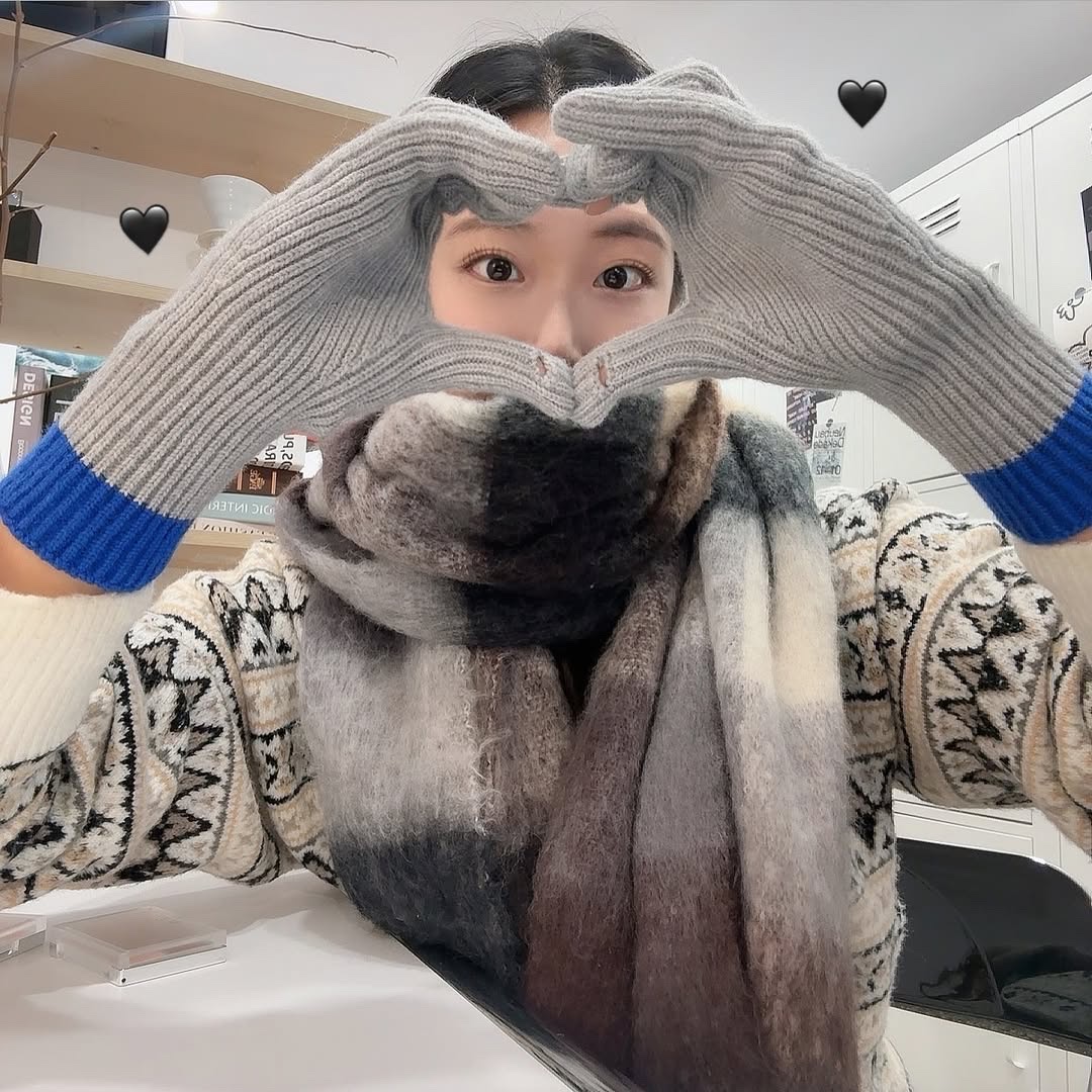 earpearp Color Block Kint Finger Hole Gloves Grey 착용 스타일